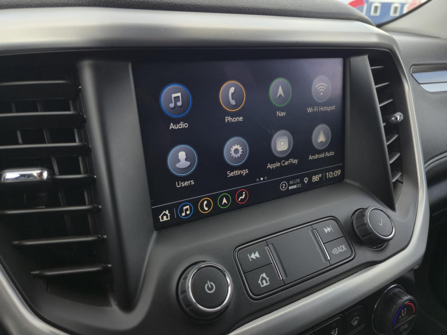 2023 White /Black GMC Acadia SLT (1GKKNML43PZ) with an 2.0L L4 DOHC 16V TURBO engine, 9A transmission, located at 1842 Wirt Road, Houston, TX, 77055, (713) 973-3903, 29.805330, -95.484787 - Photo#19