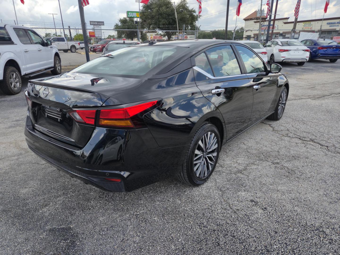 2025 Black /Black Nissan Altima 2.5 SV (1N4BL4DV2SN) with an 2.5L L4 DOHC 16V engine, CVT transmission, located at 1842 Wirt Road, Houston, TX, 77055, (713) 973-3903, 29.805330, -95.484787 - Photo#4