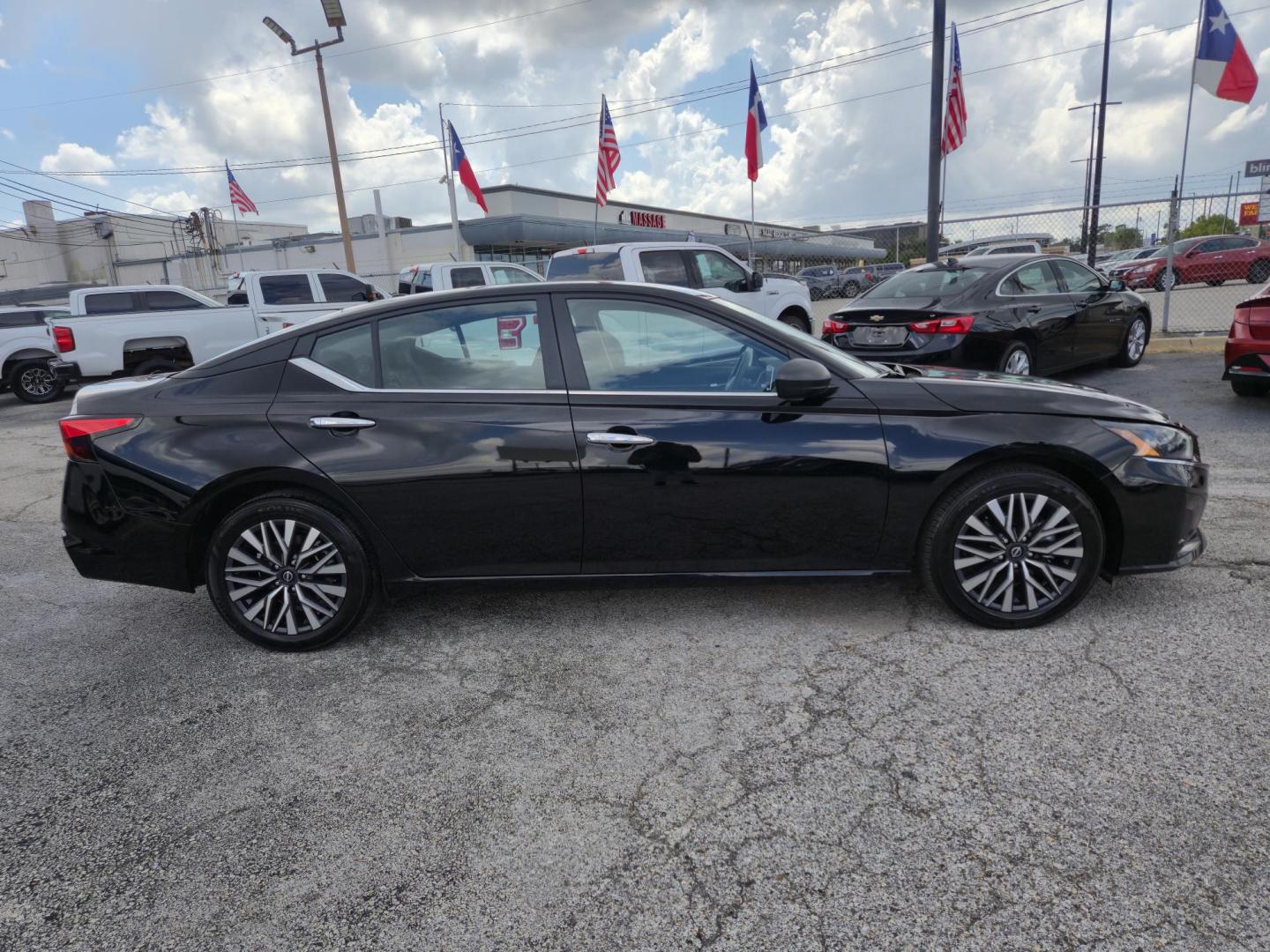 2025 Black /Black Nissan Altima 2.5 SV (1N4BL4DV2SN) with an 2.5L L4 DOHC 16V engine, CVT transmission, located at 1842 Wirt Road, Houston, TX, 77055, (713) 973-3903, 29.805330, -95.484787 - Photo#5