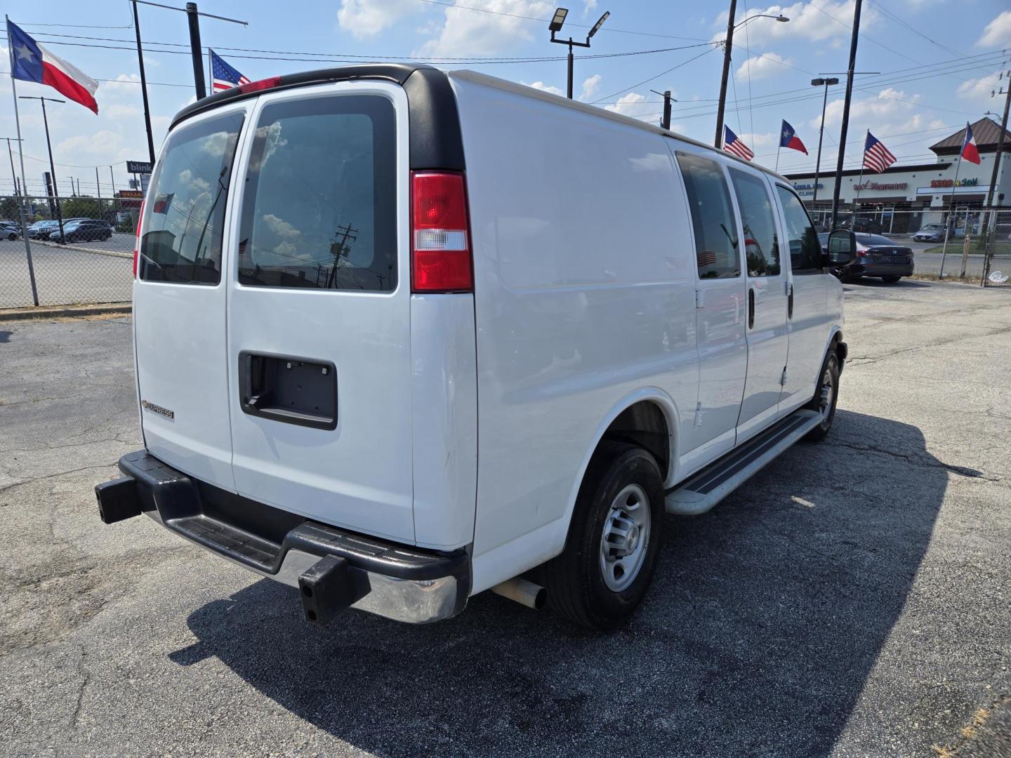 2023 White /Gray Chevrolet Express 2500 Cargo (1GCWGAFP2P1) with an 4.3L V6 engine, 6A transmission, located at 1842 Wirt Road, Houston, TX, 77055, (713) 973-3903, 29.805330, -95.484787 - Photo#4