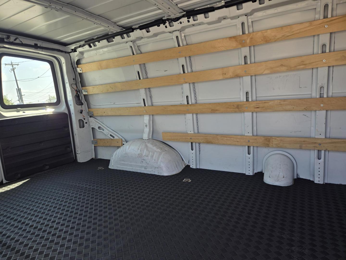 2023 White /Gray Chevrolet Express 2500 Cargo (1GCWGAFP2P1) with an 4.3L V6 engine, 6A transmission, located at 1842 Wirt Road, Houston, TX, 77055, (713) 973-3903, 29.805330, -95.484787 - Photo#12