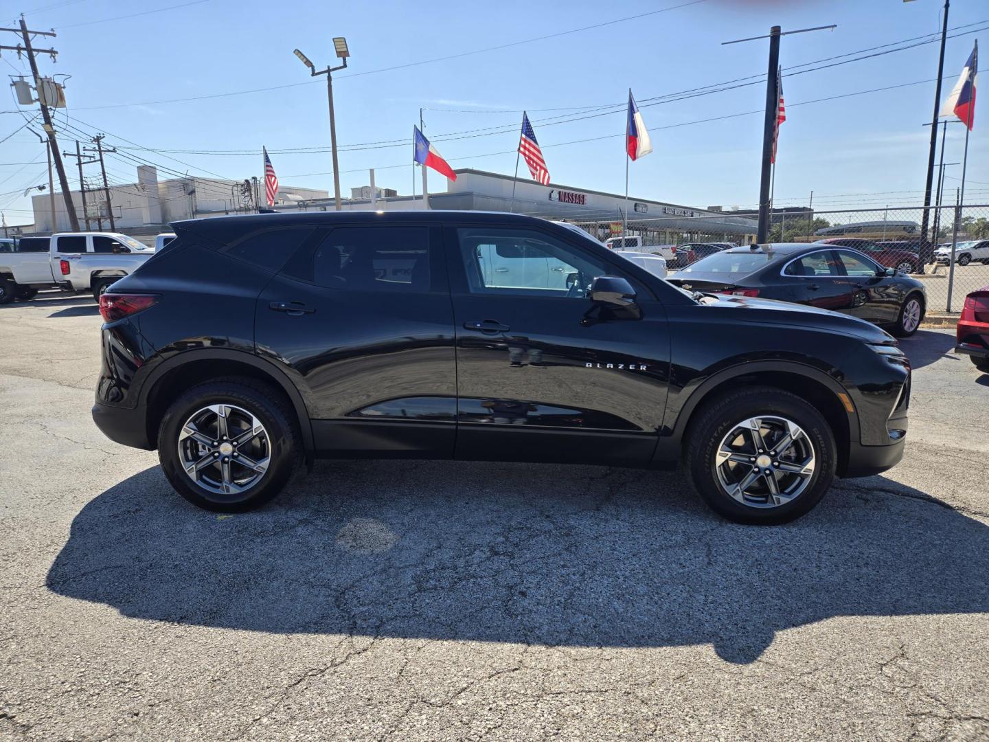 2025 Black /Black Chevrolet Blazer 2LT (3GNKBCR4XSS) with an 2.0L L4 DOHC 16 TURBO engine, 9A transmission, located at 1842 Wirt Road, Houston, TX, 77055, (713) 973-3903, 29.805330, -95.484787 - Photo#5