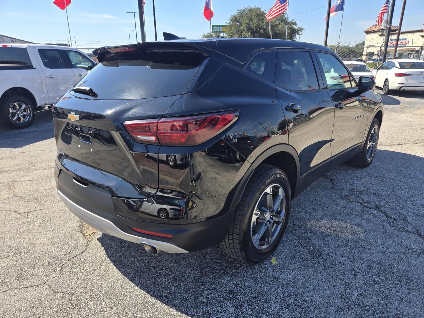 2025 Black /Black Chevrolet Blazer 2LT (3GNKBCR4XSS) with an 2.0L L4 DOHC 16 TURBO engine, 9A transmission, located at 1842 Wirt Road, Houston, TX, 77055, (713) 973-3903, 29.805330, -95.484787 - Photo#4