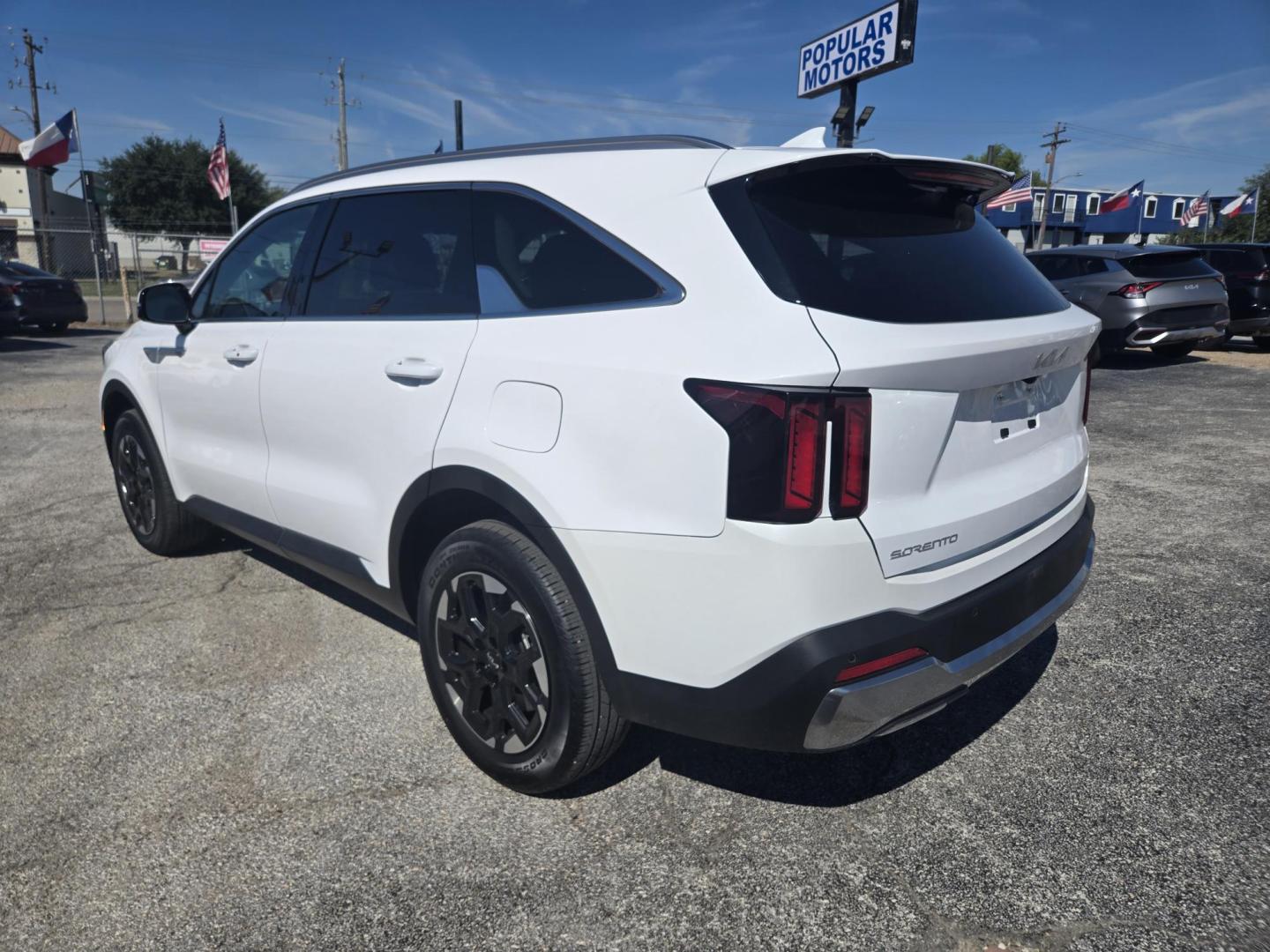 2024 White /Black Kia Sorento S AWD (5XYRLDJC0RG) with an 2.5L L4 DOHC 16V engine, 6A transmission, located at 1842 Wirt Road, Houston, TX, 77055, (713) 973-3903, 29.805330, -95.484787 - Photo#2