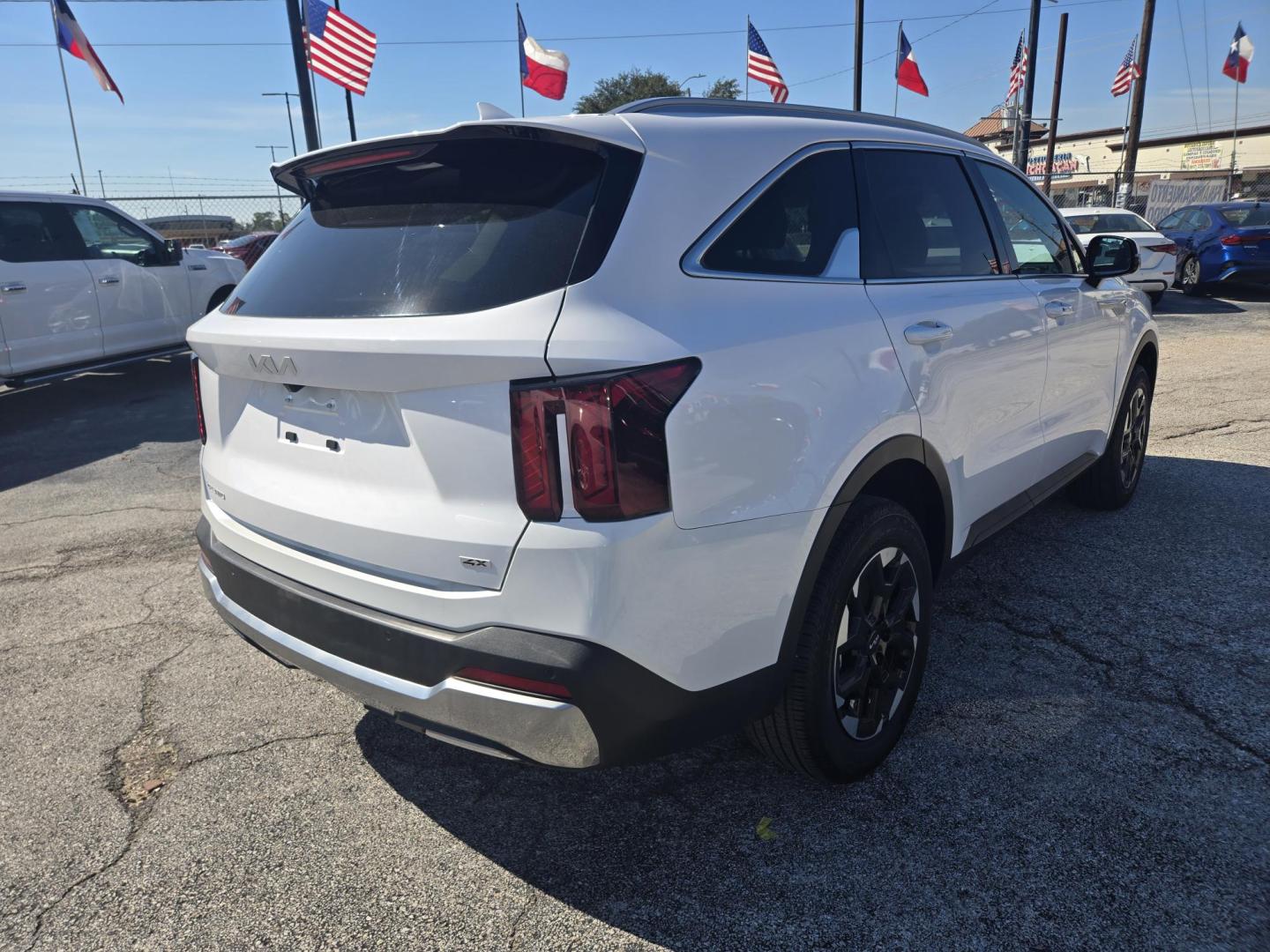2024 White /Black Kia Sorento S AWD (5XYRLDJC0RG) with an 2.5L L4 DOHC 16V engine, 6A transmission, located at 1842 Wirt Road, Houston, TX, 77055, (713) 973-3903, 29.805330, -95.484787 - Photo#4