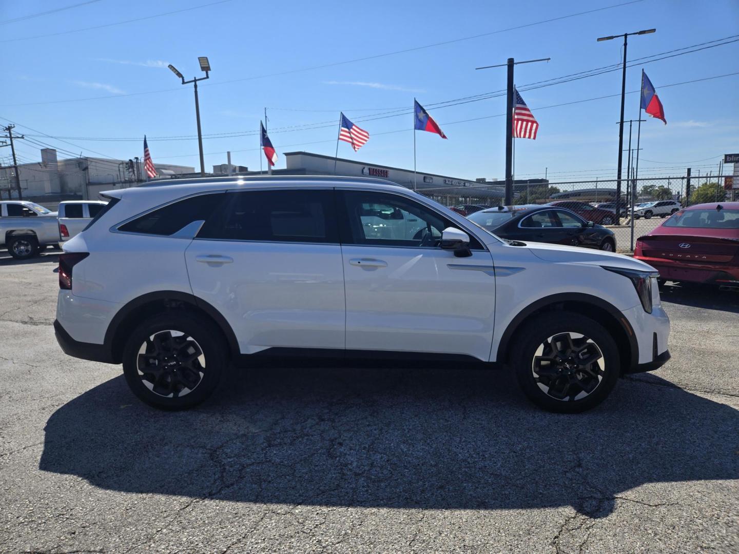 2024 White /Black Kia Sorento S AWD (5XYRLDJC0RG) with an 2.5L L4 DOHC 16V engine, 6A transmission, located at 1842 Wirt Road, Houston, TX, 77055, (713) 973-3903, 29.805330, -95.484787 - Photo#5