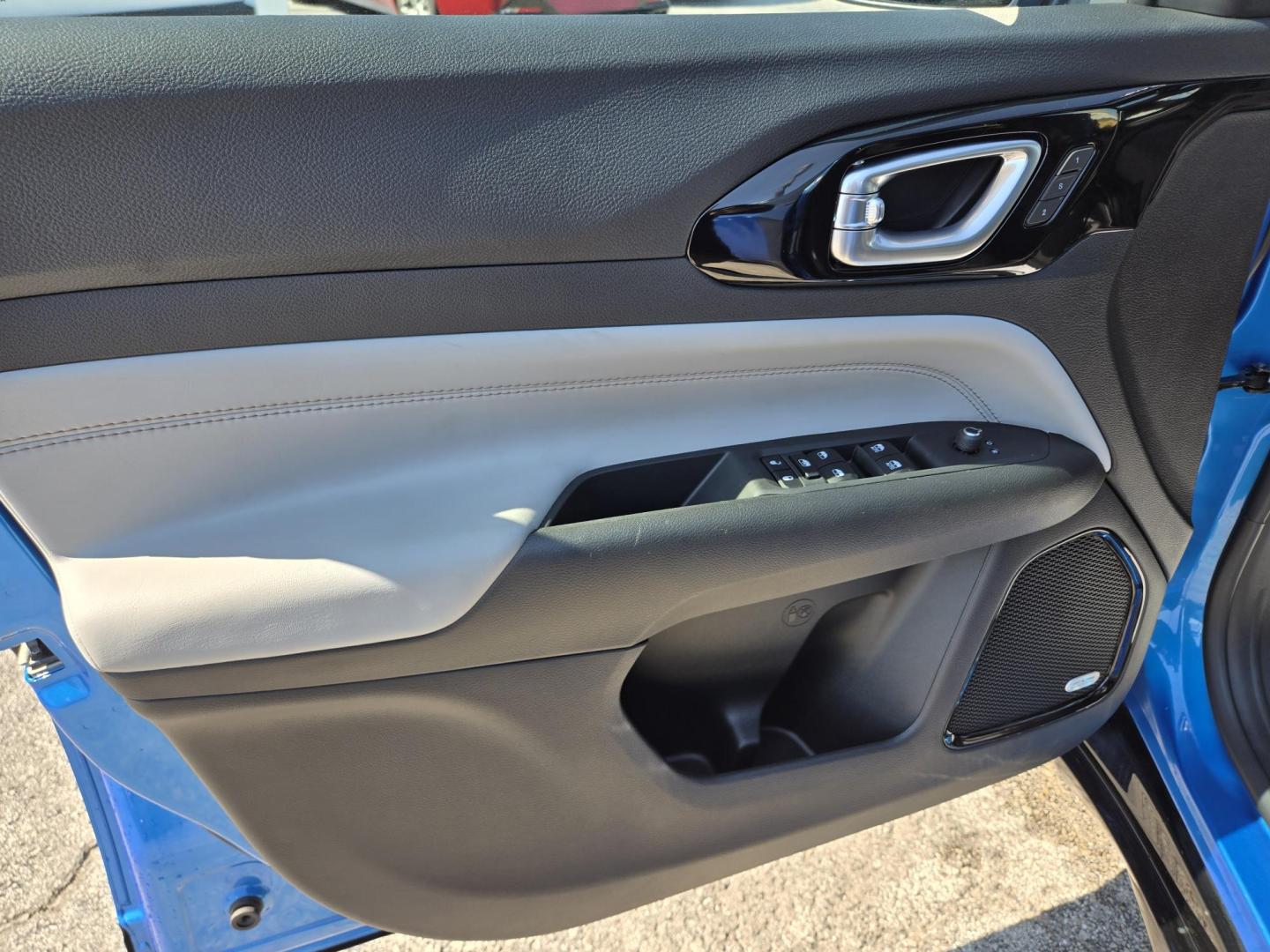 2025 BLUE /Black Jeep Compass Limited (3C4NJDCN6ST) with an 2.0L L4 DOHC 16V TURBO engine, CVT transmission, located at 1842 Wirt Road, Houston, TX, 77055, (713) 973-3903, 29.805330, -95.484787 - Photo#9