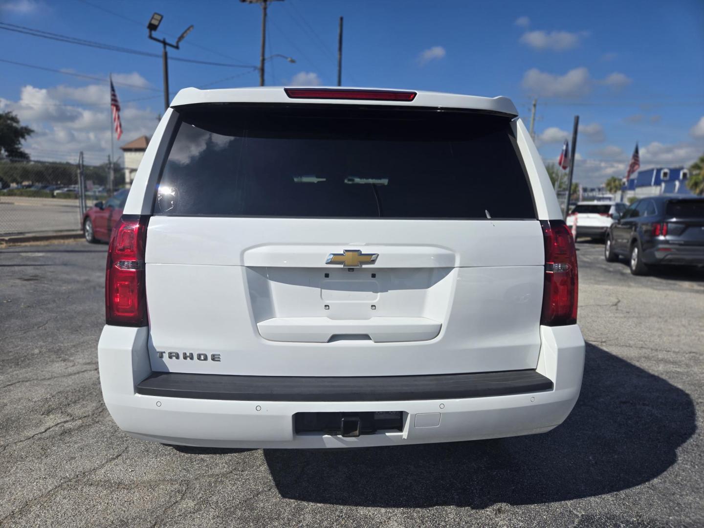 2019 White /Tan Chevrolet Tahoe LT 2WD (1GNSCBKC5KR) with an 5.3L V8 OHV 16V engine, 6A transmission, located at 1842 Wirt Road, Houston, TX, 77055, (713) 973-3903, 29.805330, -95.484787 - Photo#3