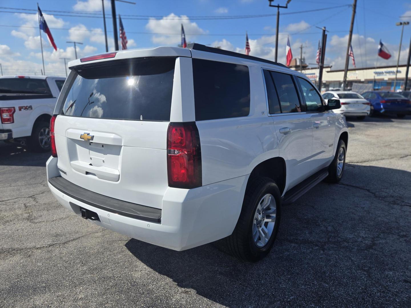 2019 White /Tan Chevrolet Tahoe LT 2WD (1GNSCBKC5KR) with an 5.3L V8 OHV 16V engine, 6A transmission, located at 1842 Wirt Road, Houston, TX, 77055, (713) 973-3903, 29.805330, -95.484787 - Photo#4