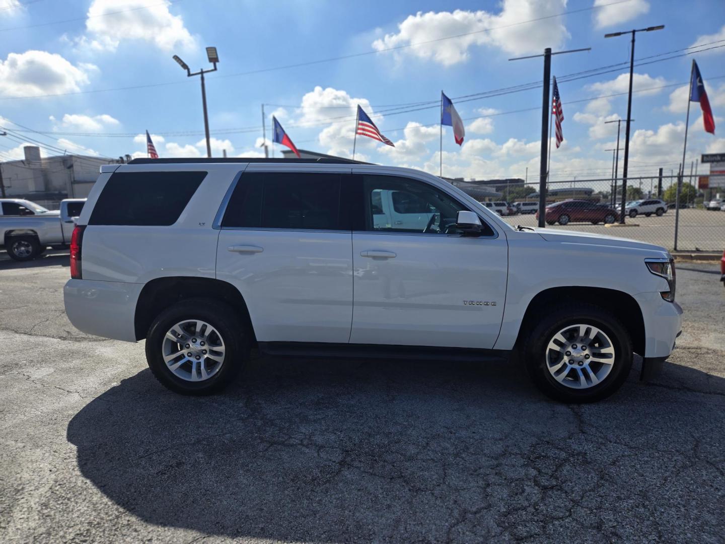 2019 White /Tan Chevrolet Tahoe LT 2WD (1GNSCBKC5KR) with an 5.3L V8 OHV 16V engine, 6A transmission, located at 1842 Wirt Road, Houston, TX, 77055, (713) 973-3903, 29.805330, -95.484787 - Photo#5