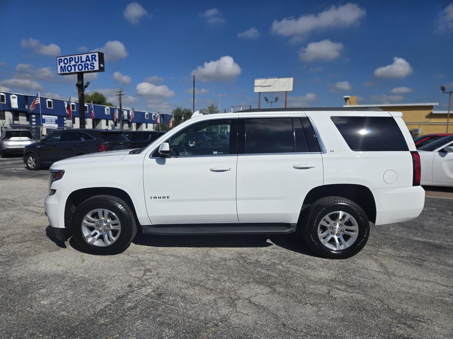 2019 White /Tan Chevrolet Tahoe LT 2WD (1GNSCBKC5KR) with an 5.3L V8 OHV 16V engine, 6A transmission, located at 1842 Wirt Road, Houston, TX, 77055, (713) 973-3903, 29.805330, -95.484787 - Photo#1