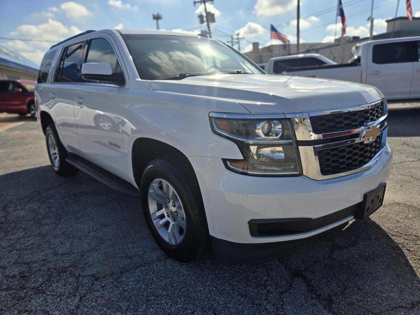 2019 White /Tan Chevrolet Tahoe LT 2WD (1GNSCBKC5KR) with an 5.3L V8 OHV 16V engine, 6A transmission, located at 1842 Wirt Road, Houston, TX, 77055, (713) 973-3903, 29.805330, -95.484787 - Photo#6
