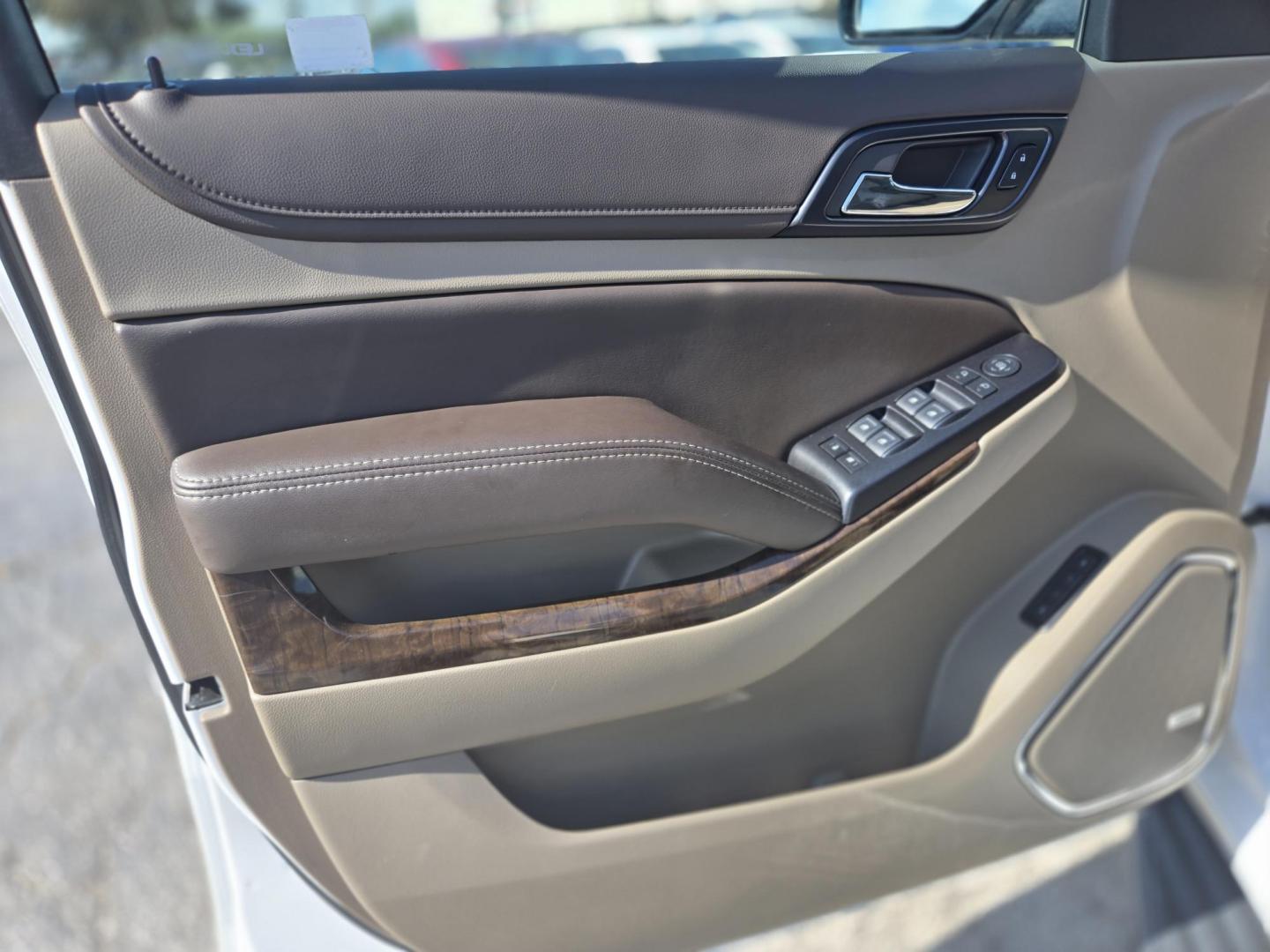 2019 White /Tan Chevrolet Tahoe LT 2WD (1GNSCBKC5KR) with an 5.3L V8 OHV 16V engine, 6A transmission, located at 1842 Wirt Road, Houston, TX, 77055, (713) 973-3903, 29.805330, -95.484787 - Photo#9