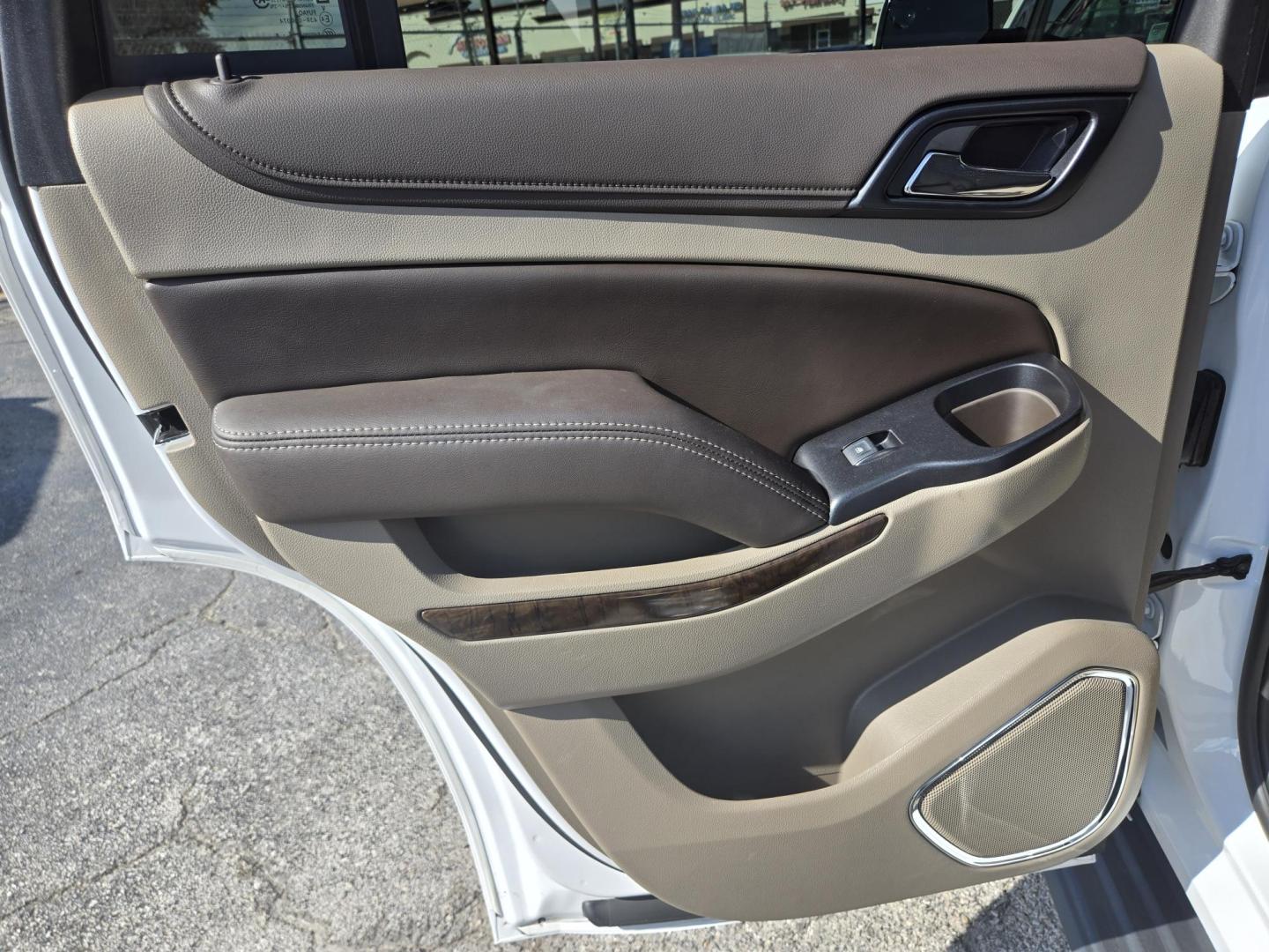 2019 White /Tan Chevrolet Tahoe LT 2WD (1GNSCBKC5KR) with an 5.3L V8 OHV 16V engine, 6A transmission, located at 1842 Wirt Road, Houston, TX, 77055, (713) 973-3903, 29.805330, -95.484787 - Photo#11