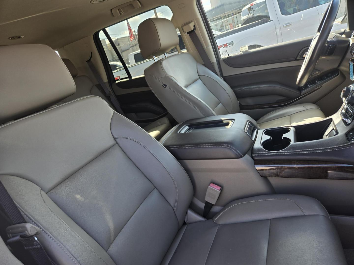 2019 White /Tan Chevrolet Tahoe LT 2WD (1GNSCBKC5KR) with an 5.3L V8 OHV 16V engine, 6A transmission, located at 1842 Wirt Road, Houston, TX, 77055, (713) 973-3903, 29.805330, -95.484787 - Photo#13