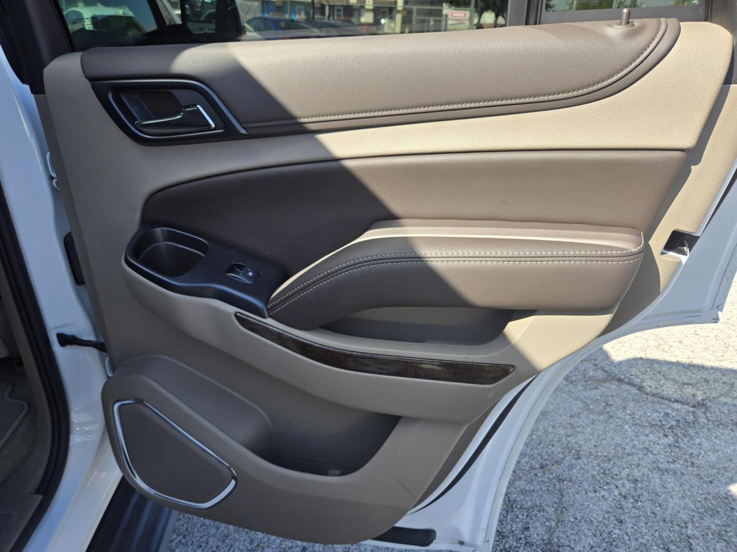 2019 White /Tan Chevrolet Tahoe LT 2WD (1GNSCBKC5KR) with an 5.3L V8 OHV 16V engine, 6A transmission, located at 1842 Wirt Road, Houston, TX, 77055, (713) 973-3903, 29.805330, -95.484787 - Photo#16
