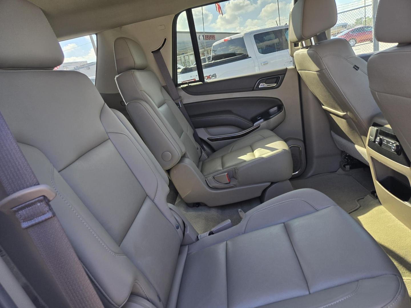 2019 White /Tan Chevrolet Tahoe LT 2WD (1GNSCBKC5KR) with an 5.3L V8 OHV 16V engine, 6A transmission, located at 1842 Wirt Road, Houston, TX, 77055, (713) 973-3903, 29.805330, -95.484787 - Photo#15