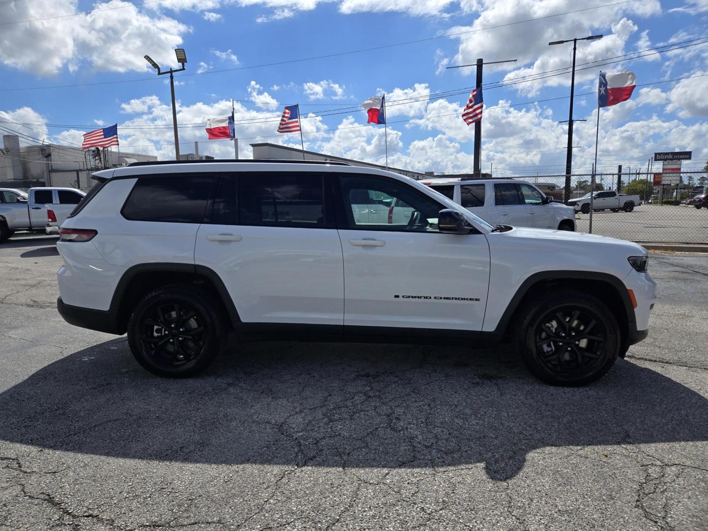 2024 White /Black Jeep Grand Cherokee L Laredo 4WD (1C4RJKAG2R8) with an 3.6L V6 DOHC 24V engine, 8A transmission, located at 1842 Wirt Road, Houston, TX, 77055, (713) 973-3903, 29.805330, -95.484787 - Photo#5
