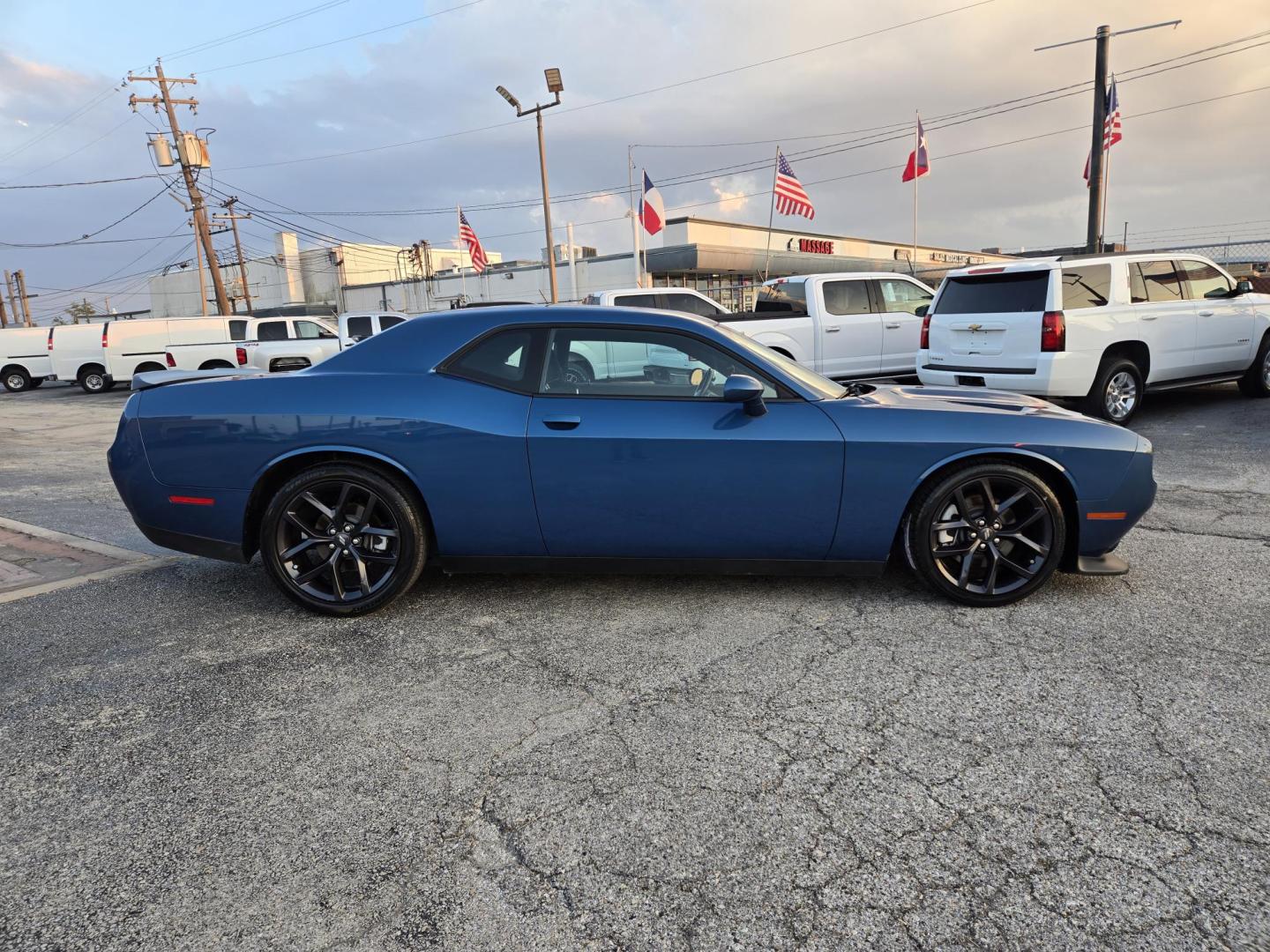 2022 BLUE /Black Dodge Challenger GT (2C3CDZJG6NH) with an 3.6L V6 DOHC 24V engine, 8A transmission, located at 1842 Wirt Road, Houston, TX, 77055, (713) 973-3903, 29.805330, -95.484787 - Photo#5