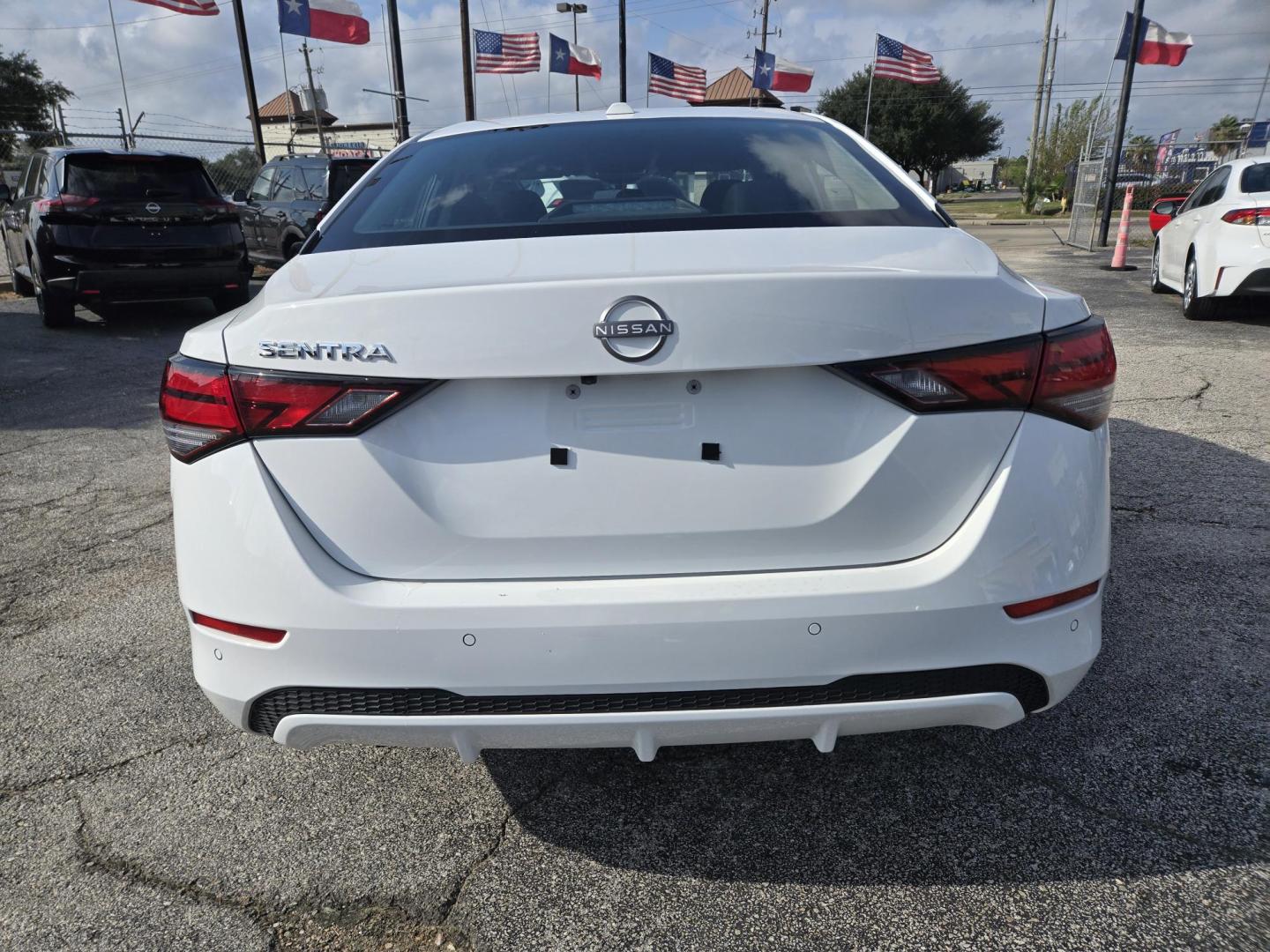 2025 White /Black Nissan Sentra SV (3N1AB8CV0SY) with an 1.8L L4 SFI DOHC 16V engine, CVT transmission, located at 1842 Wirt Road, Houston, TX, 77055, (713) 973-3903, 29.805330, -95.484787 - Photo#3