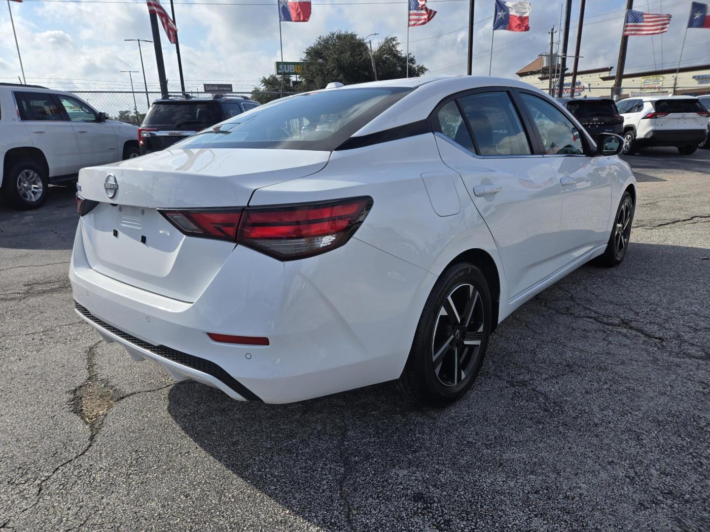 2025 White /Black Nissan Sentra SV (3N1AB8CV0SY) with an 1.8L L4 SFI DOHC 16V engine, CVT transmission, located at 1842 Wirt Road, Houston, TX, 77055, (713) 973-3903, 29.805330, -95.484787 - Photo#4