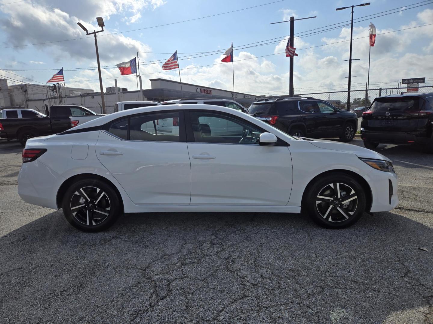 2025 White /Black Nissan Sentra SV (3N1AB8CV0SY) with an 1.8L L4 SFI DOHC 16V engine, CVT transmission, located at 1842 Wirt Road, Houston, TX, 77055, (713) 973-3903, 29.805330, -95.484787 - Photo#5