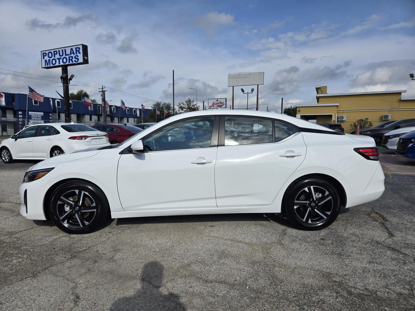 2025 White /Black Nissan Sentra SV (3N1AB8CV0SY) with an 1.8L L4 SFI DOHC 16V engine, CVT transmission, located at 1842 Wirt Road, Houston, TX, 77055, (713) 973-3903, 29.805330, -95.484787 - Photo#1