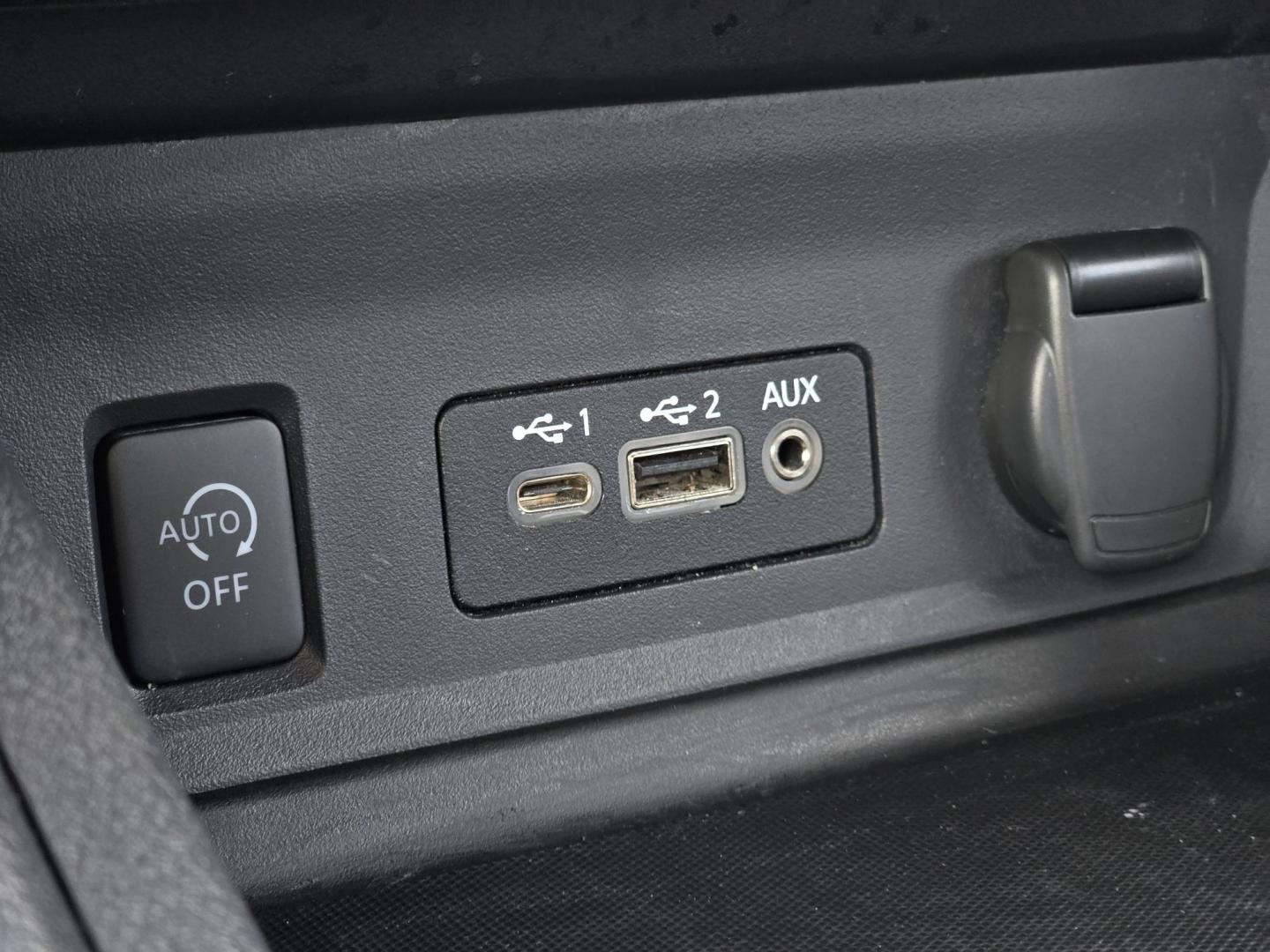 2025 White /Black Nissan Sentra SV (3N1AB8CV0SY) with an 1.8L L4 SFI DOHC 16V engine, CVT transmission, located at 1842 Wirt Road, Houston, TX, 77055, (713) 973-3903, 29.805330, -95.484787 - Photo#22