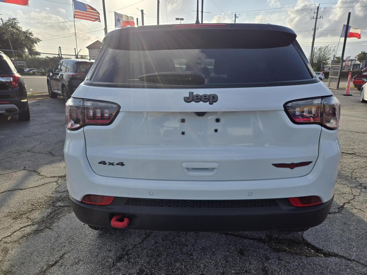 2026 White /Black Jeep Compass Trailhawk (3C4NJDDN7TT) with an 2.0L L4 DOHC 16V TURBO engine, 9A transmission, located at 1842 Wirt Road, Houston, TX, 77055, (713) 973-3903, 29.805330, -95.484787 - Photo#3