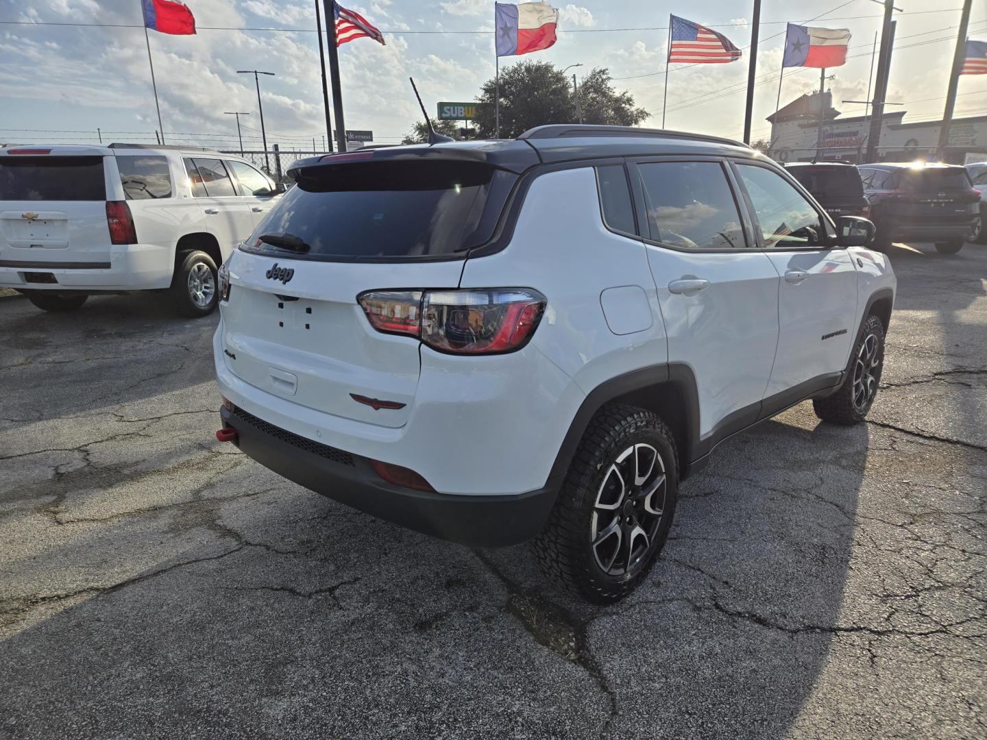 2026 White /Black Jeep Compass Trailhawk (3C4NJDDN7TT) with an 2.0L L4 DOHC 16V TURBO engine, 9A transmission, located at 1842 Wirt Road, Houston, TX, 77055, (713) 973-3903, 29.805330, -95.484787 - Photo#5