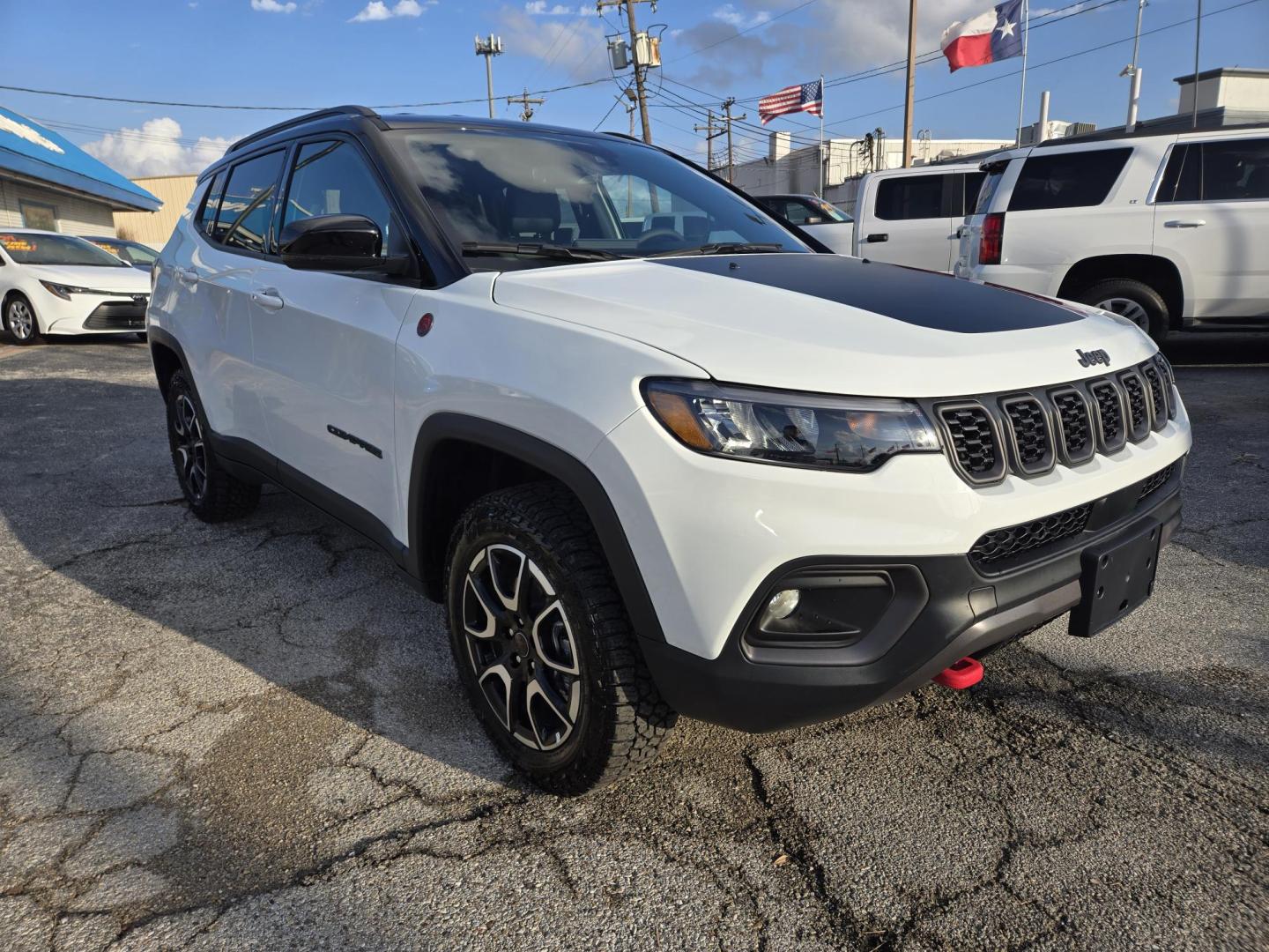 2026 White /Black Jeep Compass Trailhawk (3C4NJDDN7TT) with an 2.0L L4 DOHC 16V TURBO engine, 9A transmission, located at 1842 Wirt Road, Houston, TX, 77055, (713) 973-3903, 29.805330, -95.484787 - Photo#7