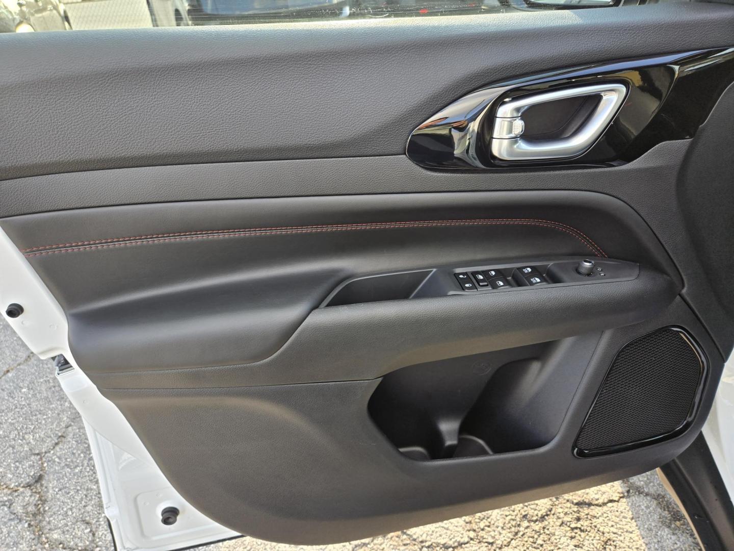 2026 White /Black Jeep Compass Trailhawk (3C4NJDDN7TT) with an 2.0L L4 DOHC 16V TURBO engine, 9A transmission, located at 1842 Wirt Road, Houston, TX, 77055, (713) 973-3903, 29.805330, -95.484787 - Photo#10