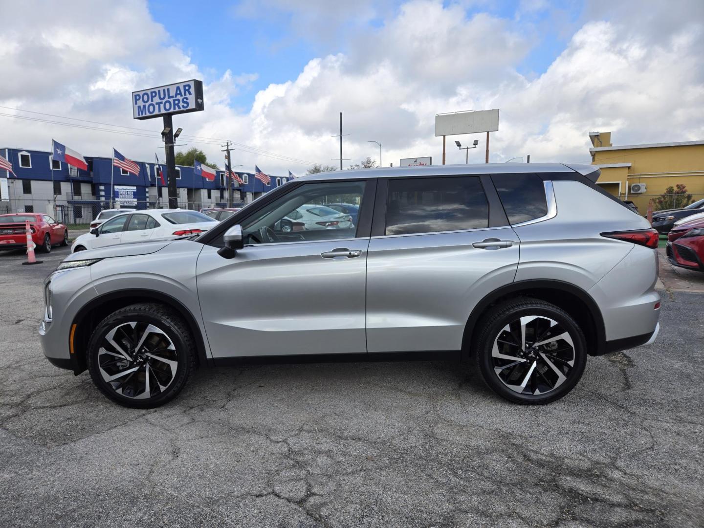 2024 Silver /Black Mitsubishi Outlander SE 2WD (JA4J3VA86RZ) with an 2.4L L4 DOHC 16V engine, CVT transmission, located at 1842 Wirt Road, Houston, TX, 77055, (713) 973-3903, 29.805330, -95.484787 - Photo#1