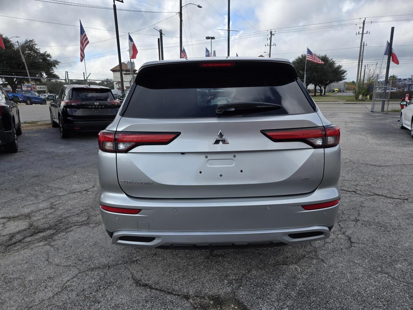 2024 Silver /Black Mitsubishi Outlander SE 2WD (JA4J3VA86RZ) with an 2.4L L4 DOHC 16V engine, CVT transmission, located at 1842 Wirt Road, Houston, TX, 77055, (713) 973-3903, 29.805330, -95.484787 - Photo#3