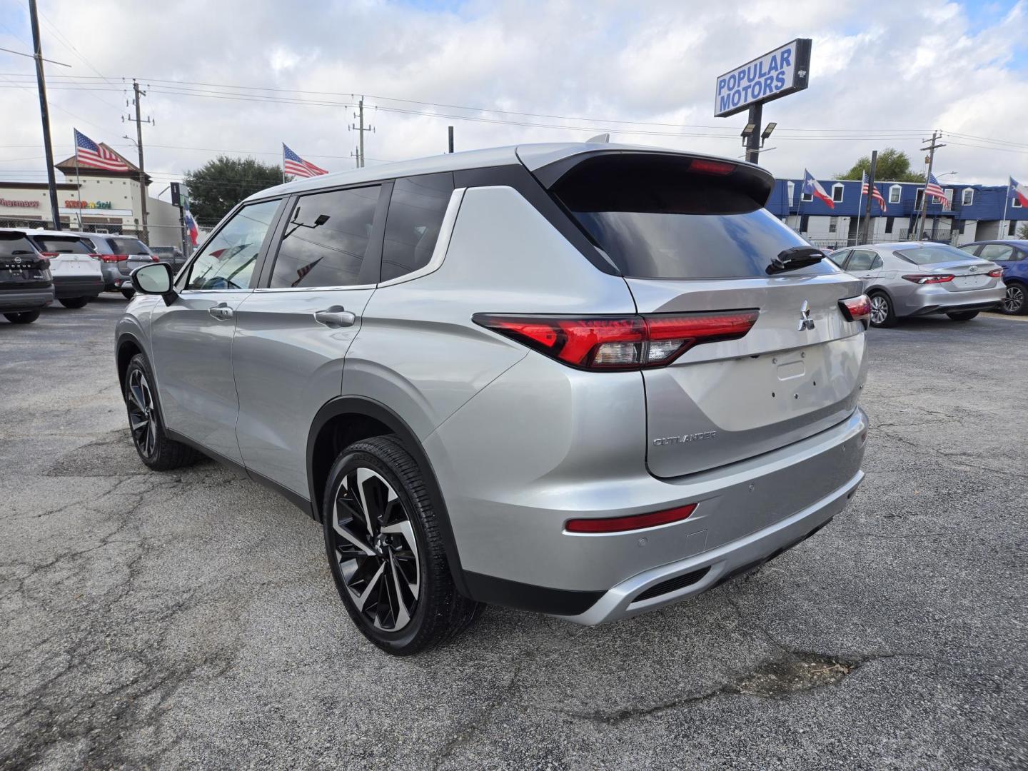 2024 Silver /Black Mitsubishi Outlander SE 2WD (JA4J3VA86RZ) with an 2.4L L4 DOHC 16V engine, CVT transmission, located at 1842 Wirt Road, Houston, TX, 77055, (713) 973-3903, 29.805330, -95.484787 - Photo#2