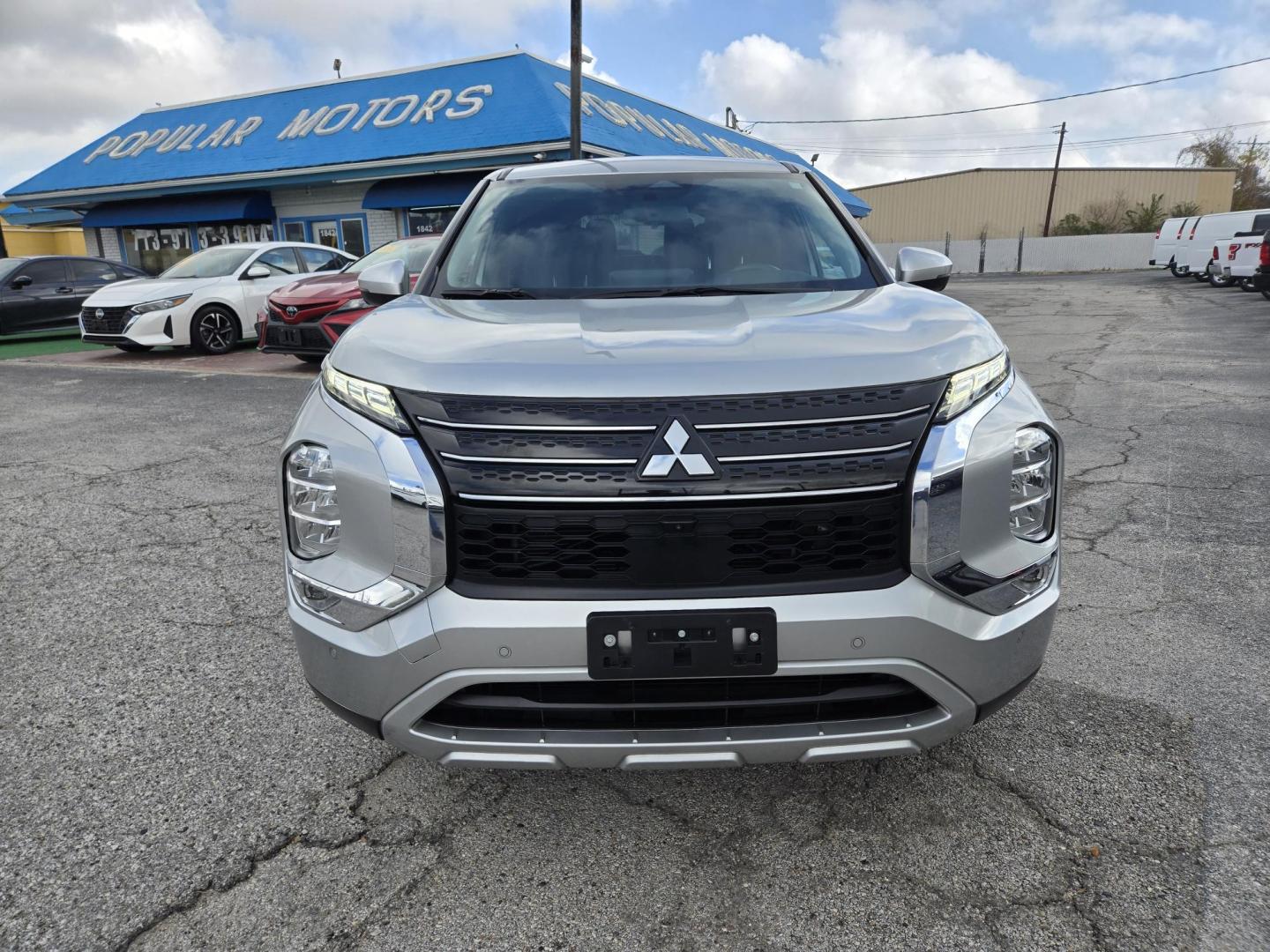 2024 Silver /Black Mitsubishi Outlander SE 2WD (JA4J3VA86RZ) with an 2.4L L4 DOHC 16V engine, CVT transmission, located at 1842 Wirt Road, Houston, TX, 77055, (713) 973-3903, 29.805330, -95.484787 - Photo#7