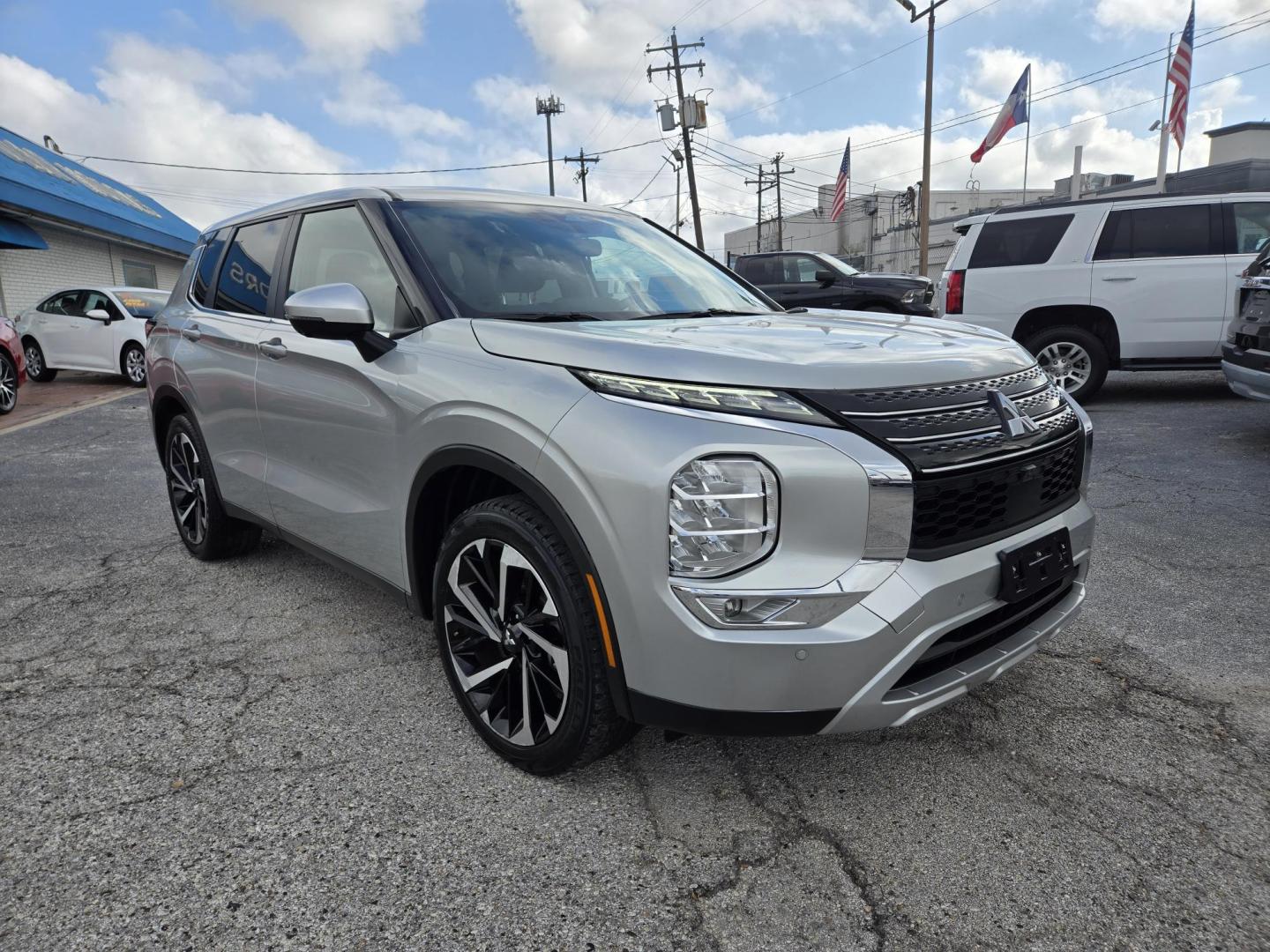 2024 Silver /Black Mitsubishi Outlander SE 2WD (JA4J3VA86RZ) with an 2.4L L4 DOHC 16V engine, CVT transmission, located at 1842 Wirt Road, Houston, TX, 77055, (713) 973-3903, 29.805330, -95.484787 - Photo#6