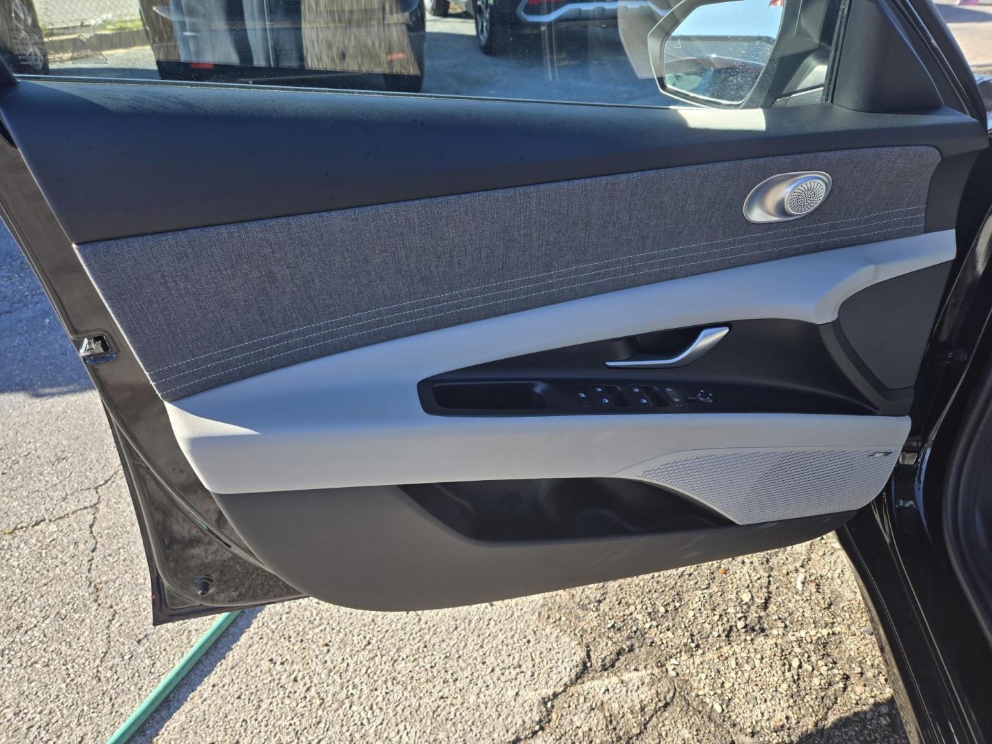 2025 Black /BEIGE Hyundai Elantra Limited (KMHLP4DG1SU) with an 2.0L L4 DOHC 16V engine, 6A transmission, located at 1842 Wirt Road, Houston, TX, 77055, (713) 973-3903, 29.805330, -95.484787 - Photo#10