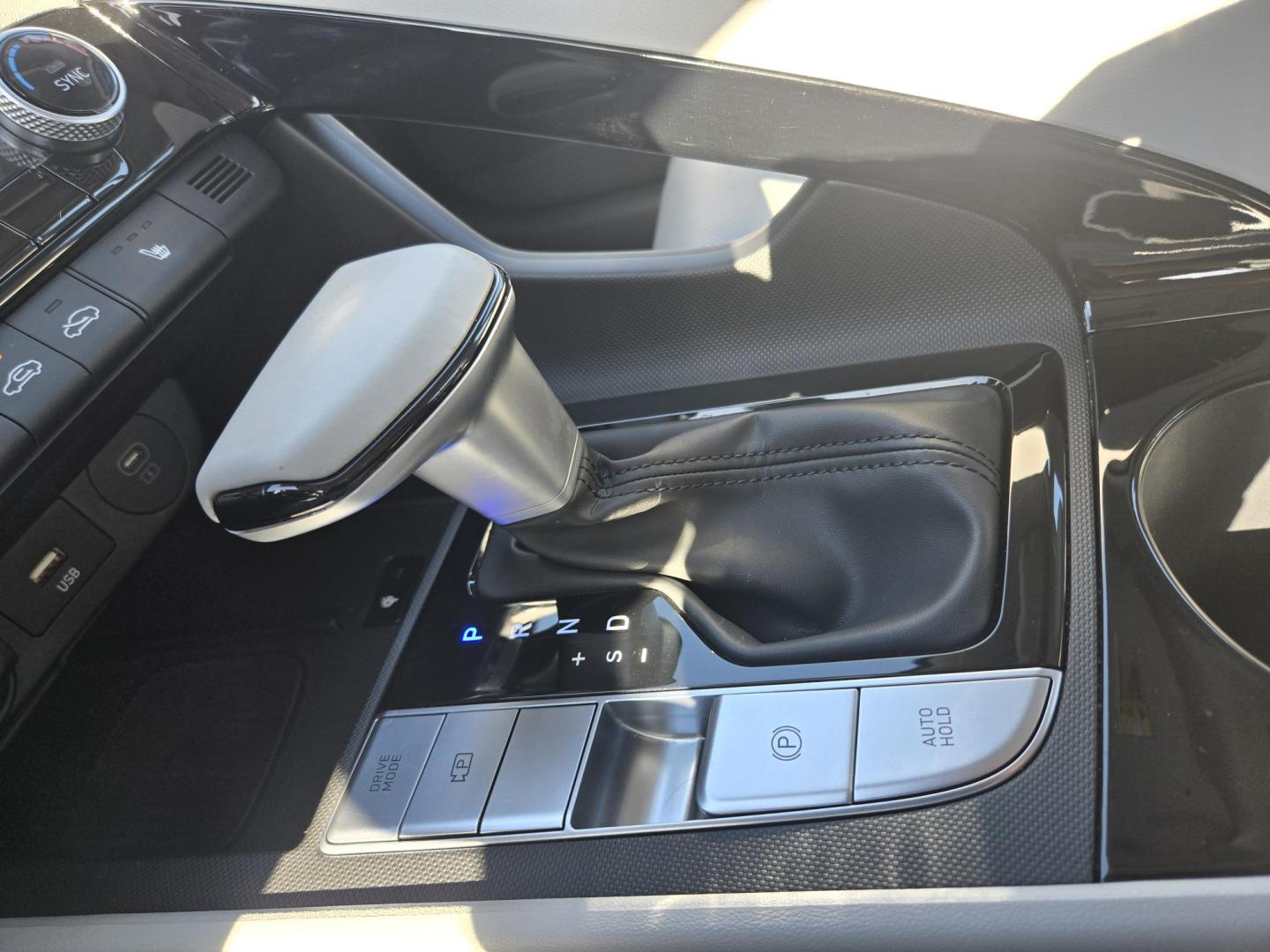 2025 Black /BEIGE Hyundai Elantra Limited (KMHLP4DG1SU) with an 2.0L L4 DOHC 16V engine, 6A transmission, located at 1842 Wirt Road, Houston, TX, 77055, (713) 973-3903, 29.805330, -95.484787 - Photo#22