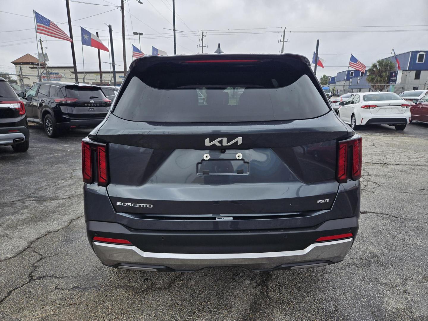 2024 Gray /Black Kia Sorento S AWD (5XYRLDJC0RG) with an 2.5L L4 DOHC 16V engine, 6A transmission, located at 1842 Wirt Road, Houston, TX, 77055, (713) 973-3903, 29.805330, -95.484787 - Photo#3