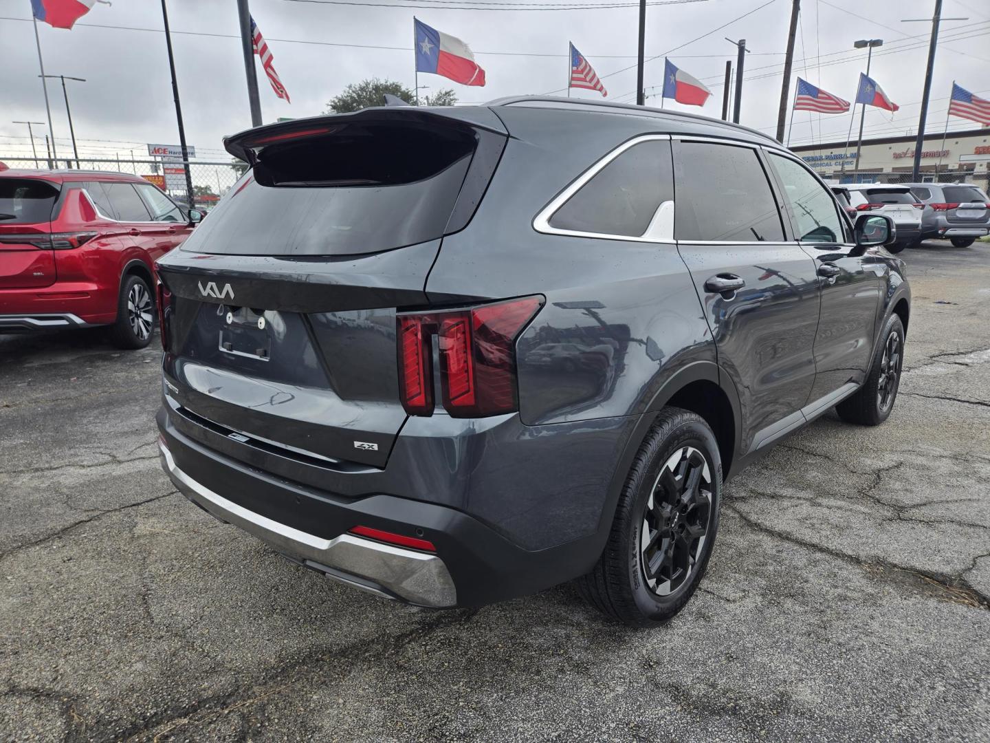 2024 Gray /Black Kia Sorento S AWD (5XYRLDJC0RG) with an 2.5L L4 DOHC 16V engine, 6A transmission, located at 1842 Wirt Road, Houston, TX, 77055, (713) 973-3903, 29.805330, -95.484787 - Photo#4