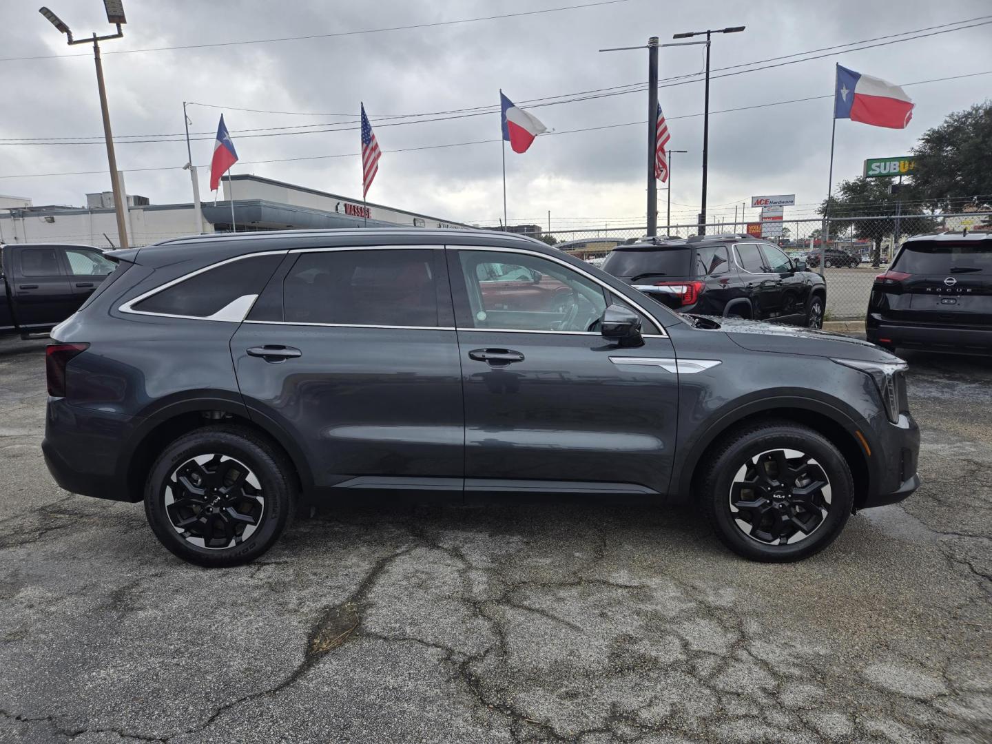 2024 Gray /Black Kia Sorento S AWD (5XYRLDJC0RG) with an 2.5L L4 DOHC 16V engine, 6A transmission, located at 1842 Wirt Road, Houston, TX, 77055, (713) 973-3903, 29.805330, -95.484787 - Photo#5