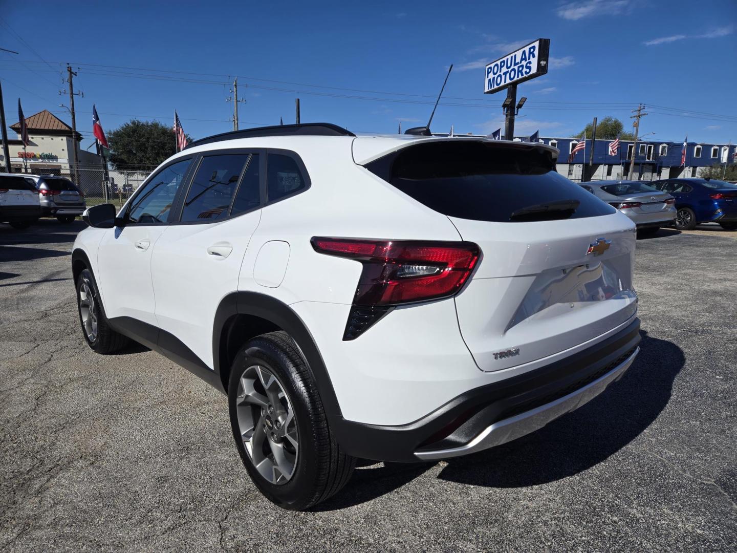2025 White /Black Chevrolet Trax LT (KL77LHEP9SC) with an 1.2L L3 TURBO engine, 6A transmission, located at 1842 Wirt Road, Houston, TX, 77055, (713) 973-3903, 29.805330, -95.484787 - Photo#2