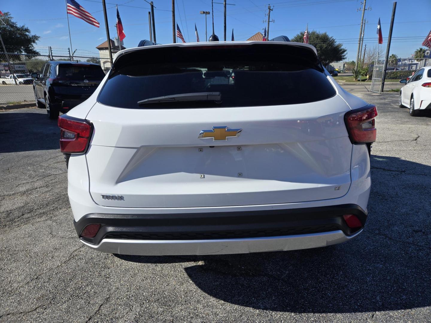 2025 White /Black Chevrolet Trax LT (KL77LHEP9SC) with an 1.2L L3 TURBO engine, 6A transmission, located at 1842 Wirt Road, Houston, TX, 77055, (713) 973-3903, 29.805330, -95.484787 - Photo#3