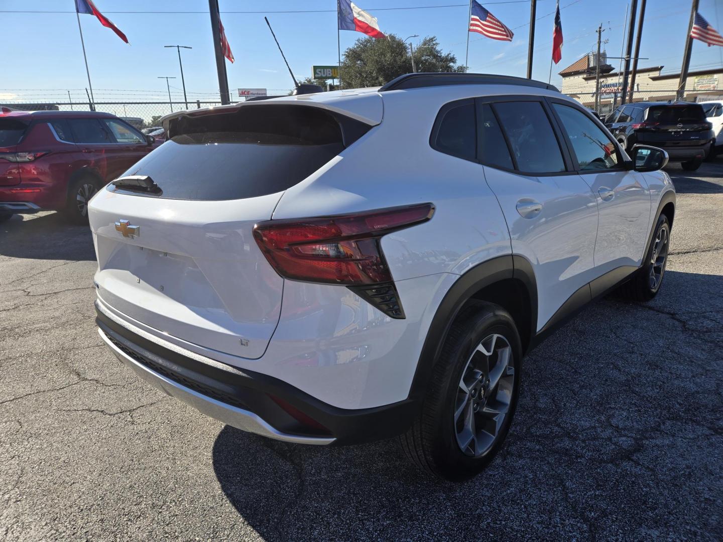 2025 White /Black Chevrolet Trax LT (KL77LHEP9SC) with an 1.2L L3 TURBO engine, 6A transmission, located at 1842 Wirt Road, Houston, TX, 77055, (713) 973-3903, 29.805330, -95.484787 - Photo#4