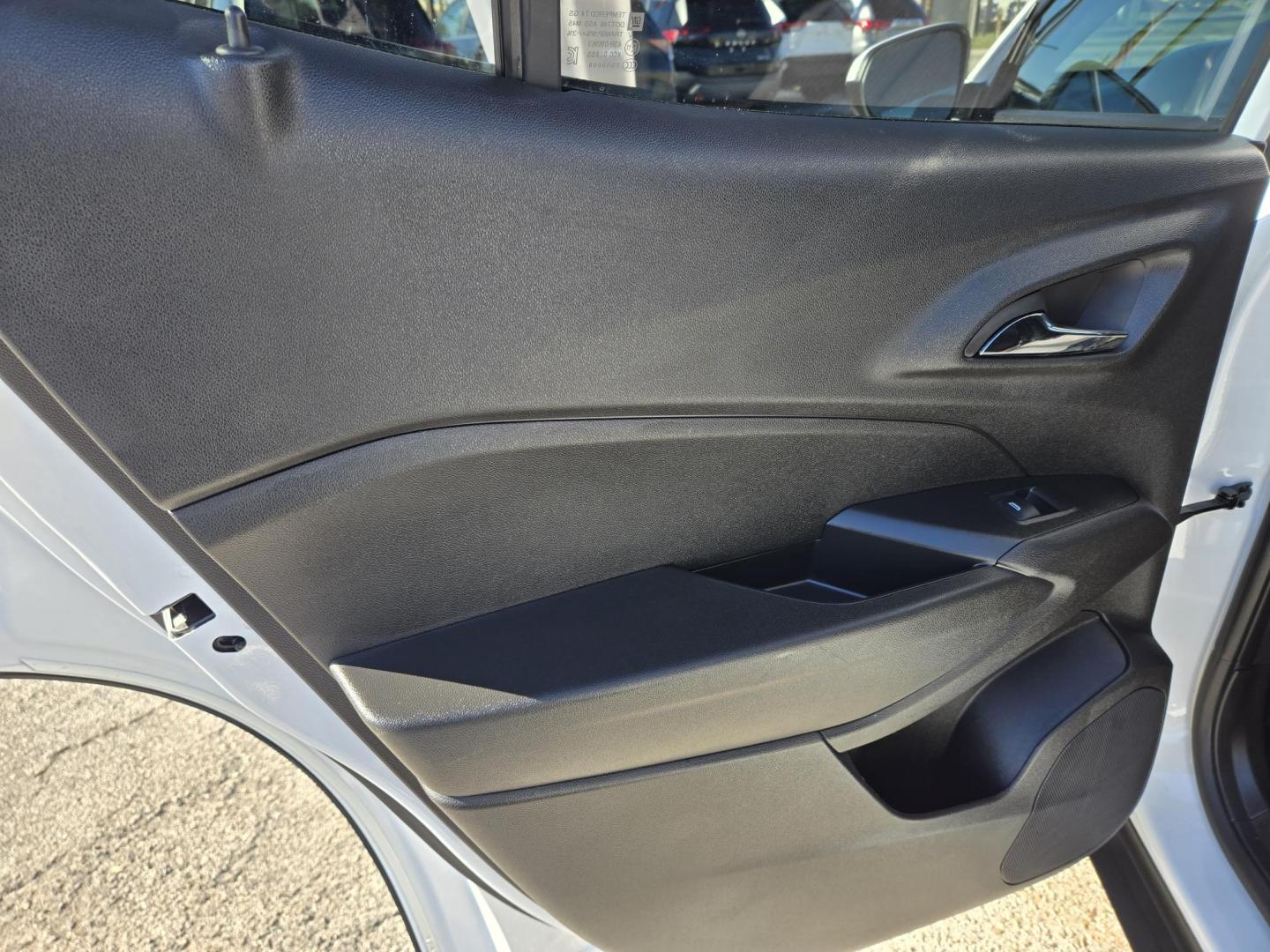 2025 White /Black Chevrolet Trax LT (KL77LHEP9SC) with an 1.2L L3 TURBO engine, 6A transmission, located at 1842 Wirt Road, Houston, TX, 77055, (713) 973-3903, 29.805330, -95.484787 - Photo#11