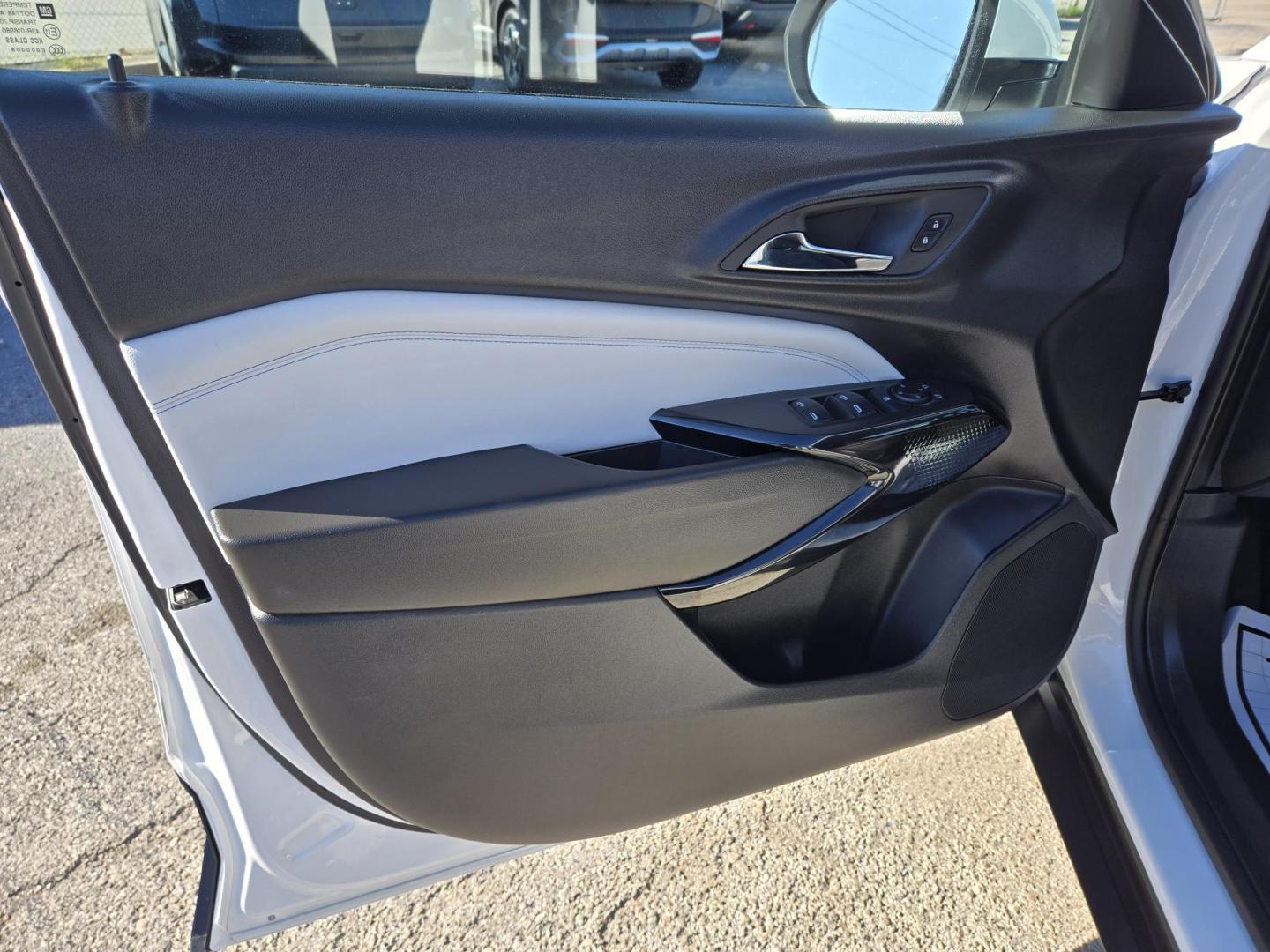 2025 White /Black Chevrolet Trax LT (KL77LHEP9SC) with an 1.2L L3 TURBO engine, 6A transmission, located at 1842 Wirt Road, Houston, TX, 77055, (713) 973-3903, 29.805330, -95.484787 - Photo#9