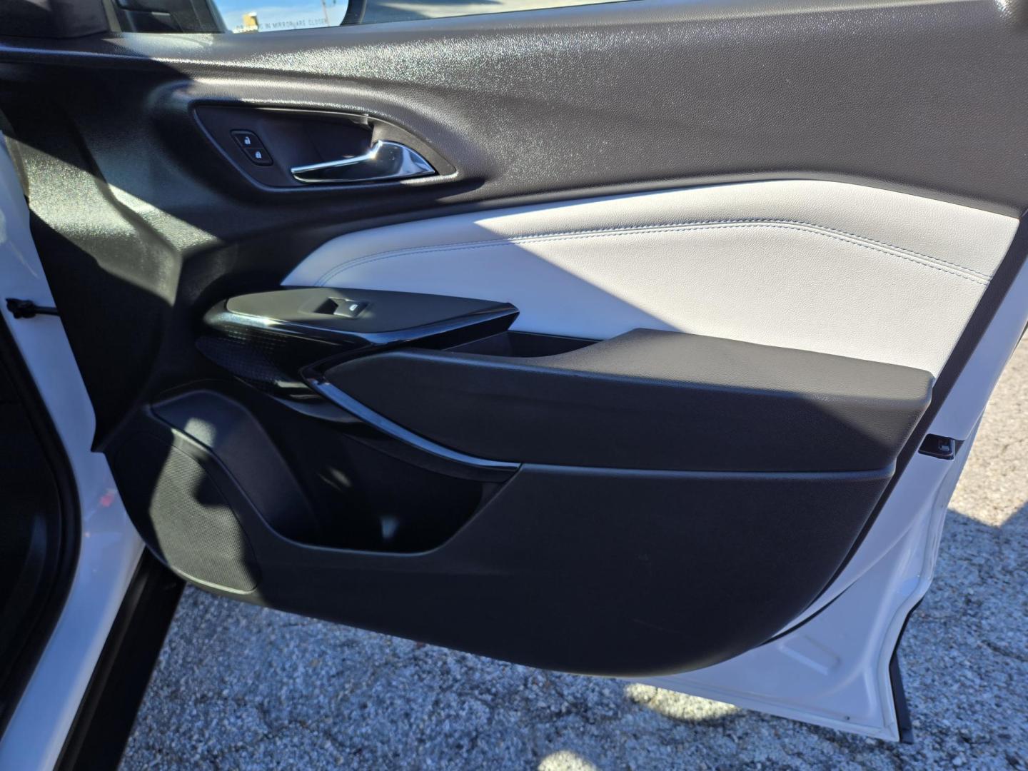 2025 White /Black Chevrolet Trax LT (KL77LHEP9SC) with an 1.2L L3 TURBO engine, 6A transmission, located at 1842 Wirt Road, Houston, TX, 77055, (713) 973-3903, 29.805330, -95.484787 - Photo#13