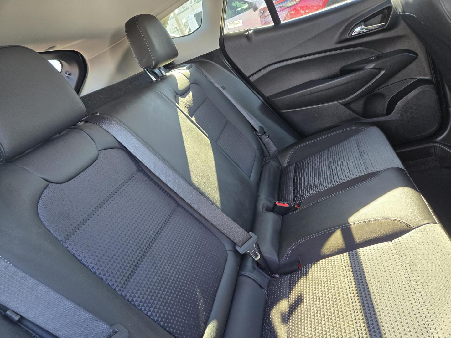 2025 White /Black Chevrolet Trax LT (KL77LHEP9SC) with an 1.2L L3 TURBO engine, 6A transmission, located at 1842 Wirt Road, Houston, TX, 77055, (713) 973-3903, 29.805330, -95.484787 - Photo#14