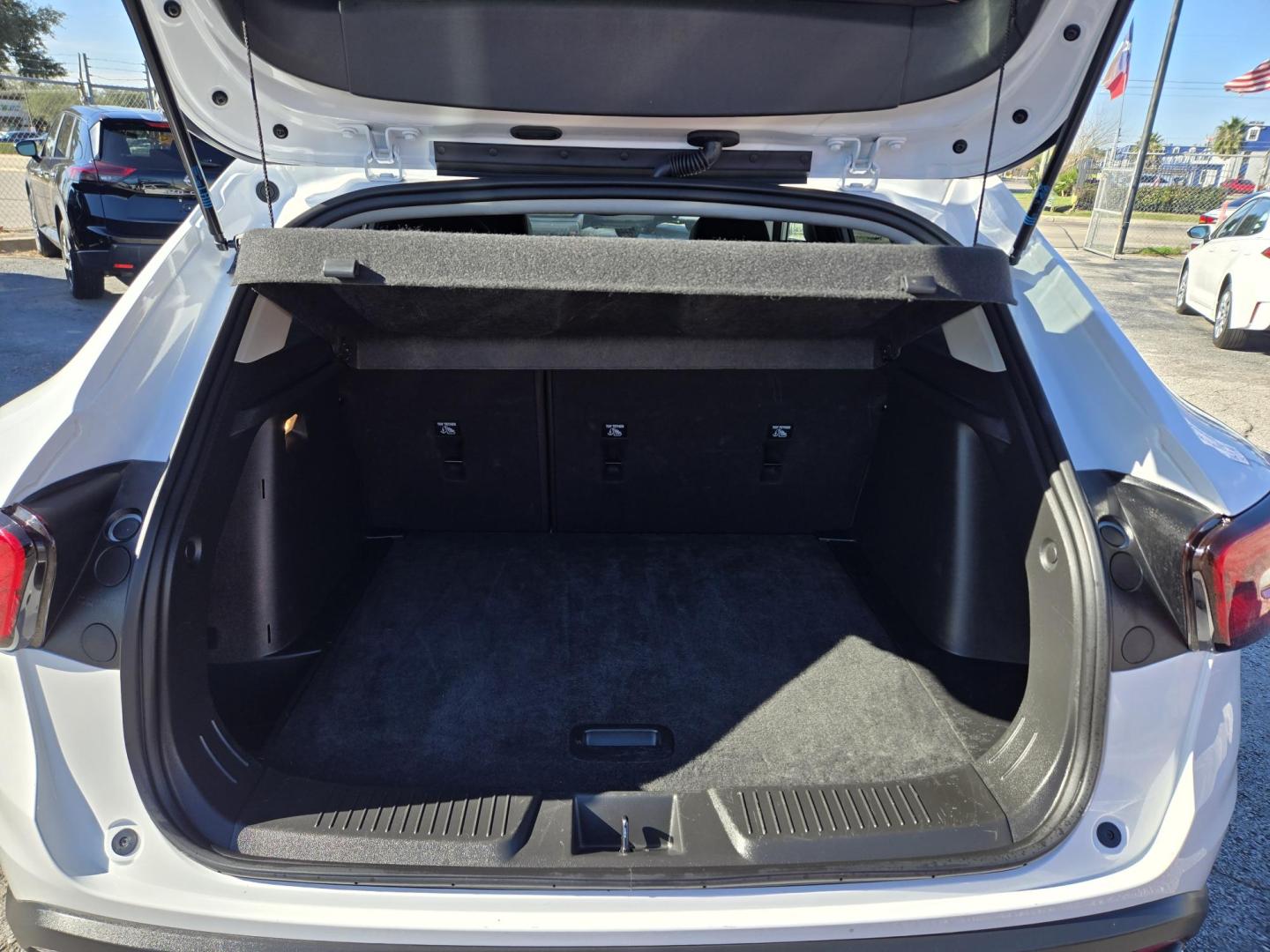 2025 White /Black Chevrolet Trax LT (KL77LHEP9SC) with an 1.2L L3 TURBO engine, 6A transmission, located at 1842 Wirt Road, Houston, TX, 77055, (713) 973-3903, 29.805330, -95.484787 - Photo#17